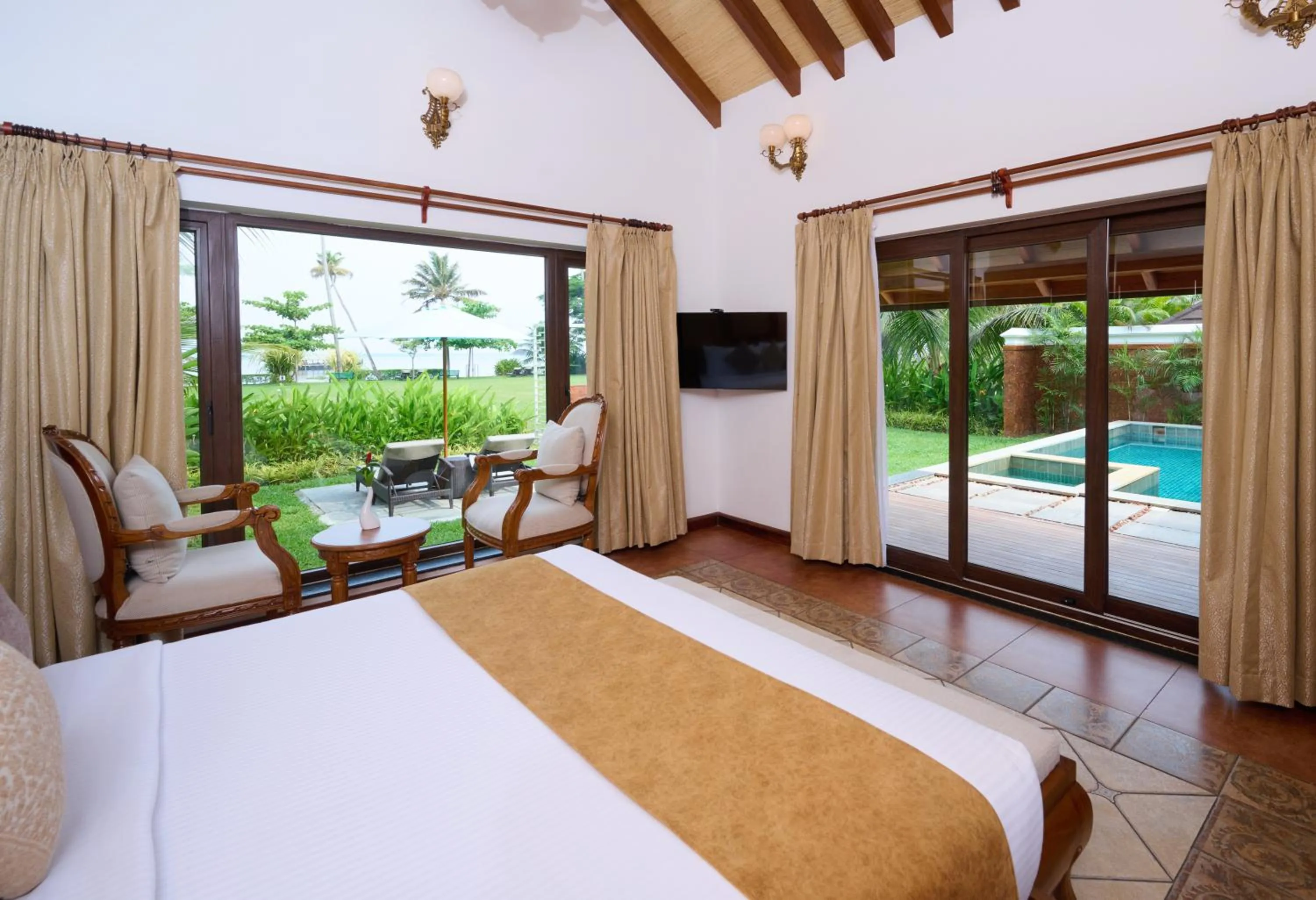 Bed in Gokulam Grand Resort & Spa, Kumarakom