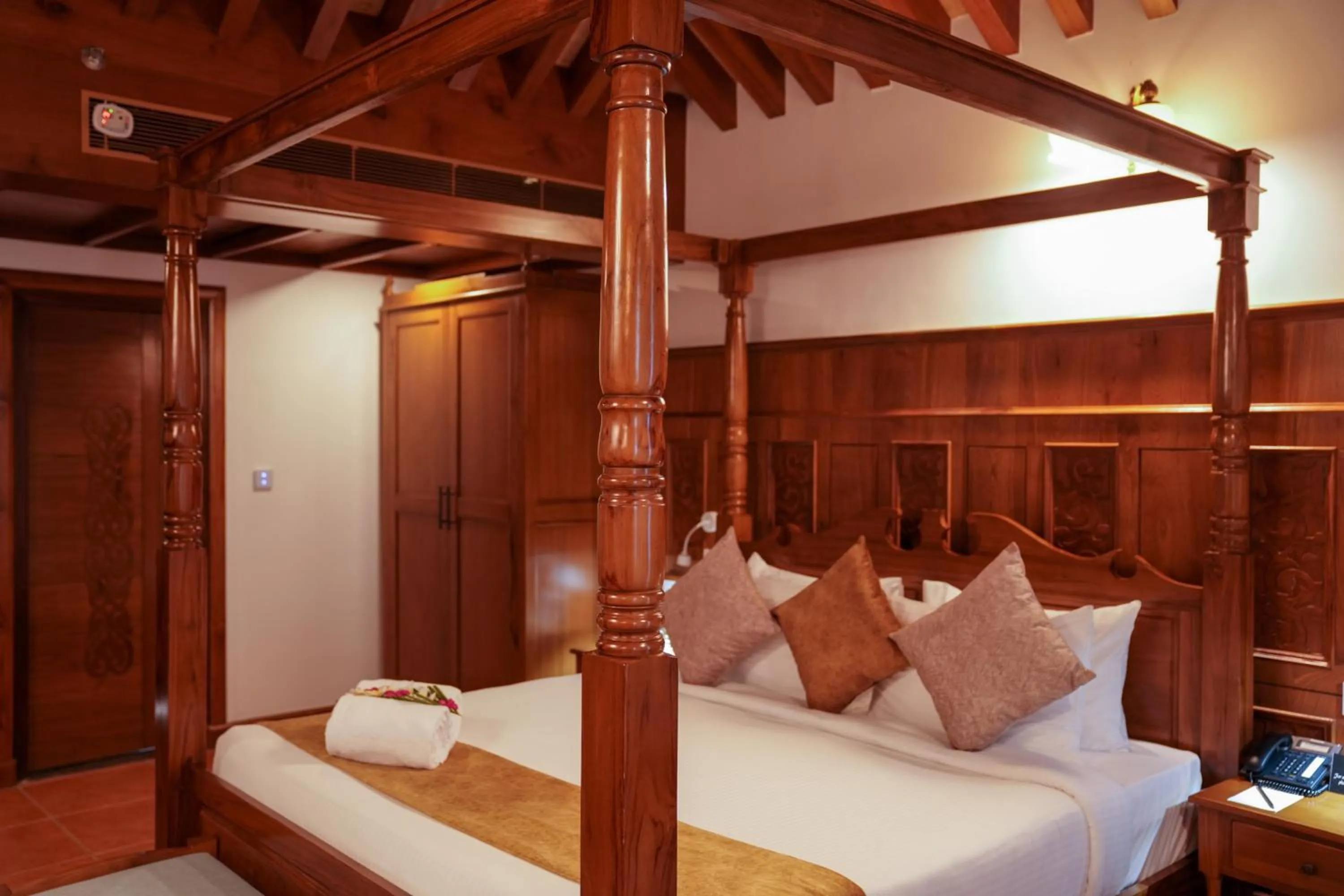 Bed in Gokulam Grand Resort & Spa, Kumarakom