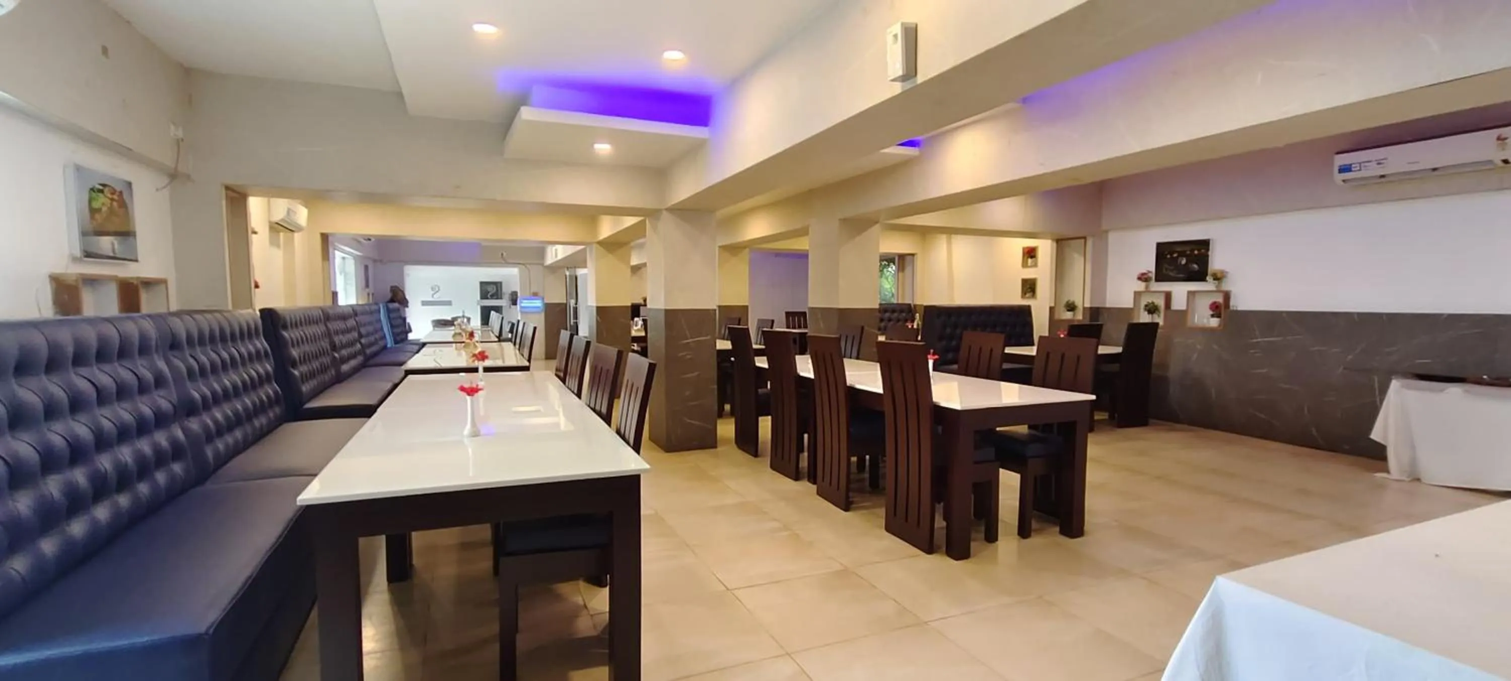 Restaurant/places to eat in RR INN Group Of Hotels