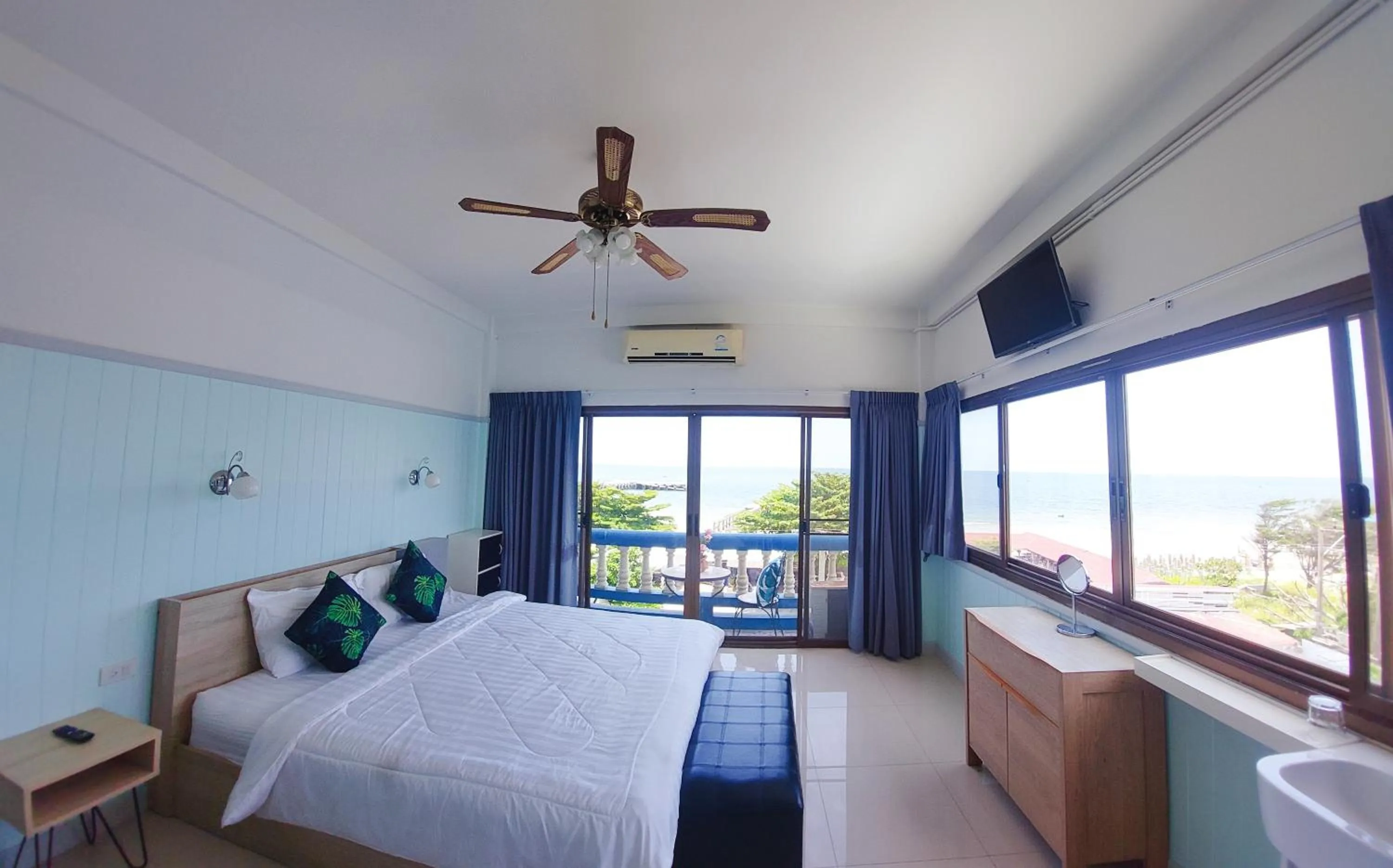 Bed in MANDARIN LODGE by victor