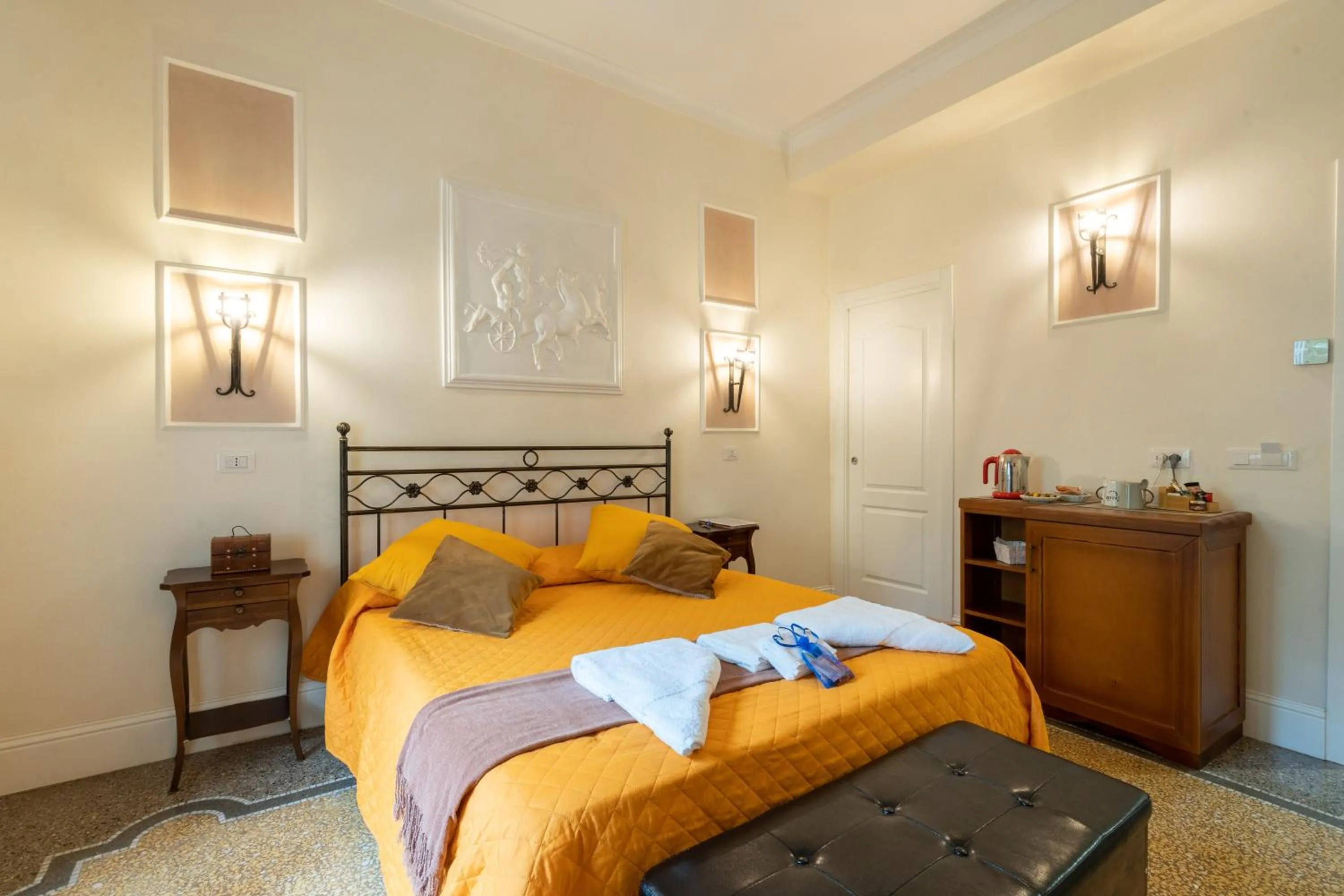 Photo of the whole room, Bed in Capital Rooms