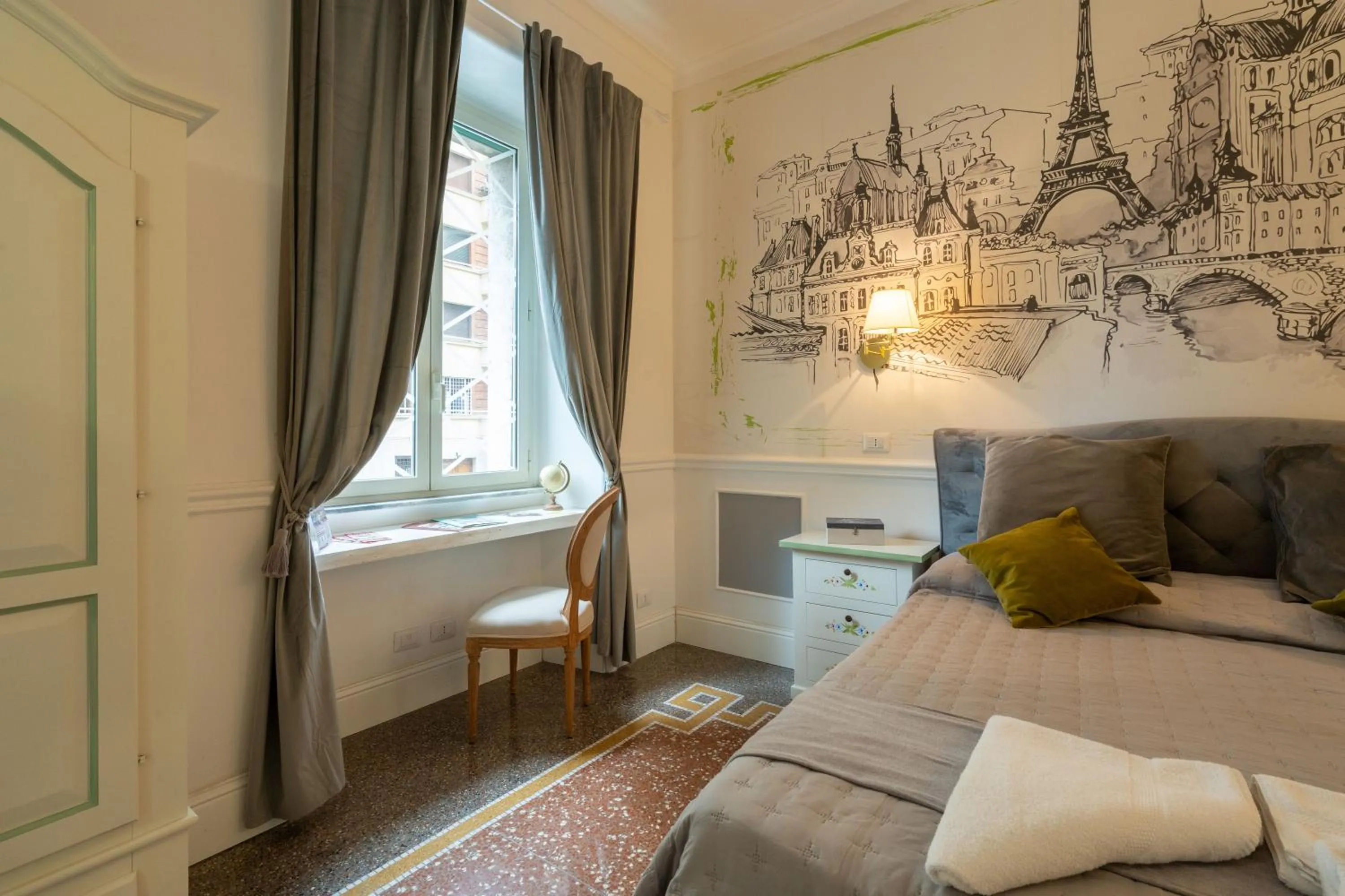 Seating area, Bed in Capital Rooms