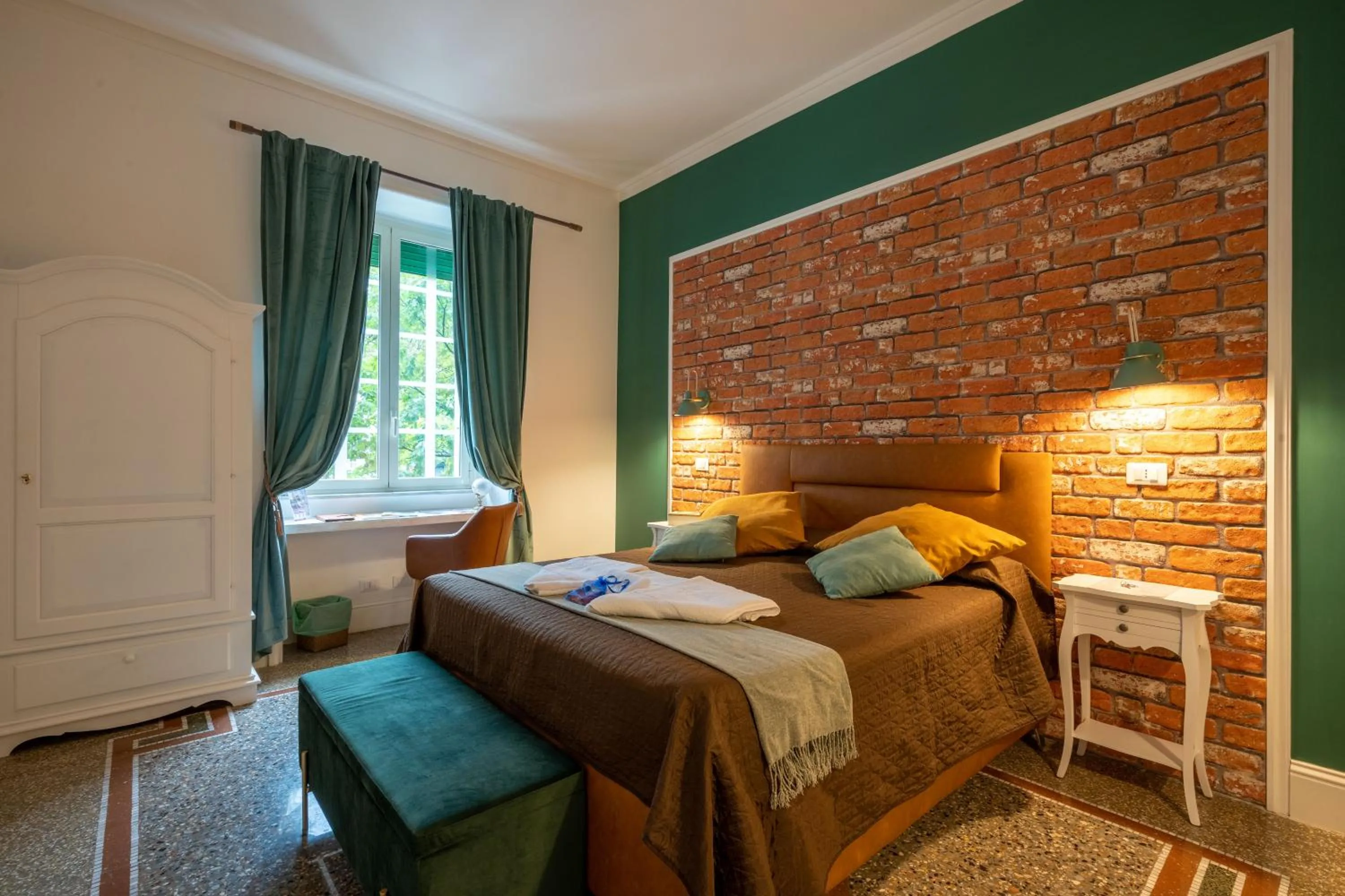 Photo of the whole room, Bed in Capital Rooms