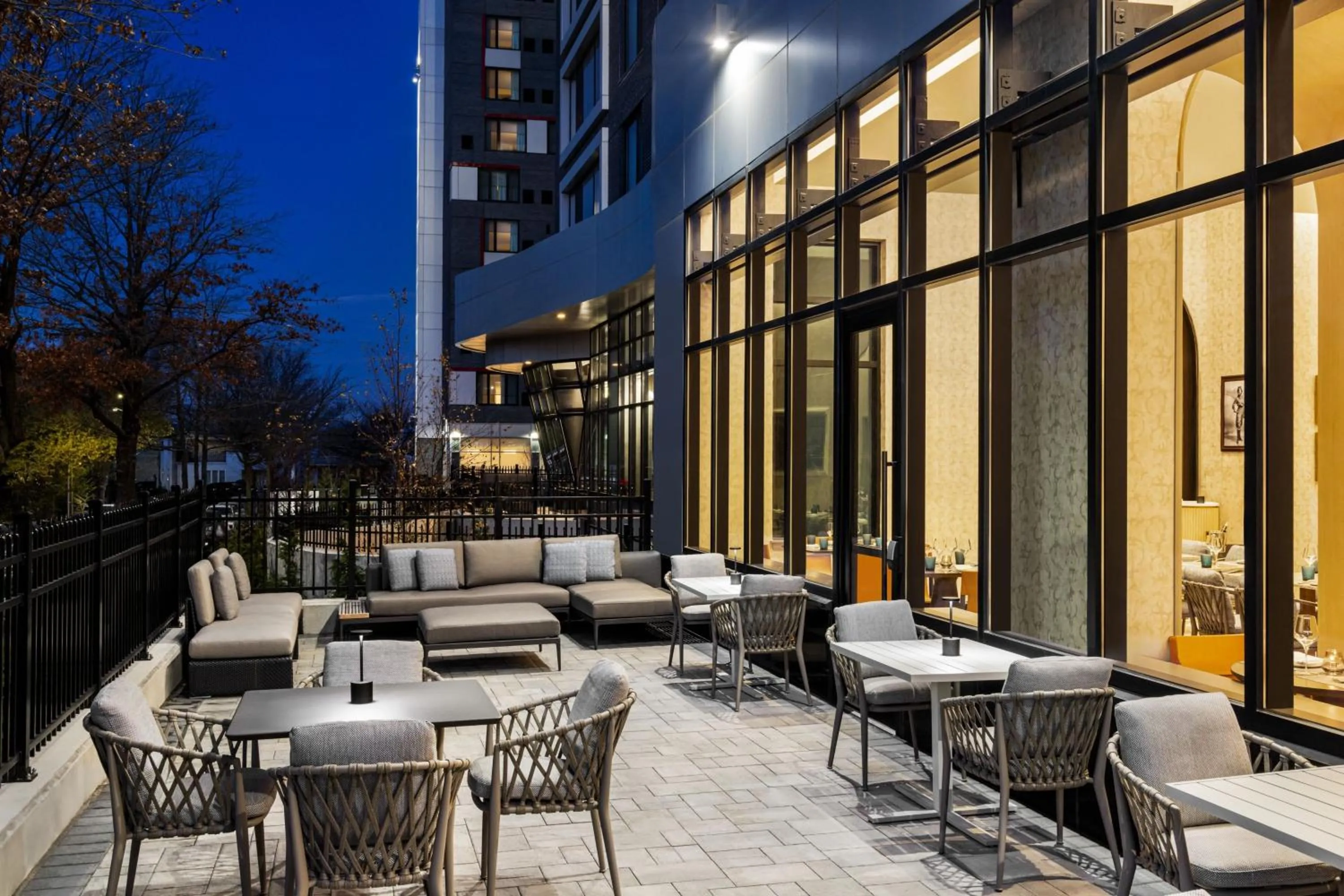 Restaurant/places to eat in Marriott New York JFK Airport