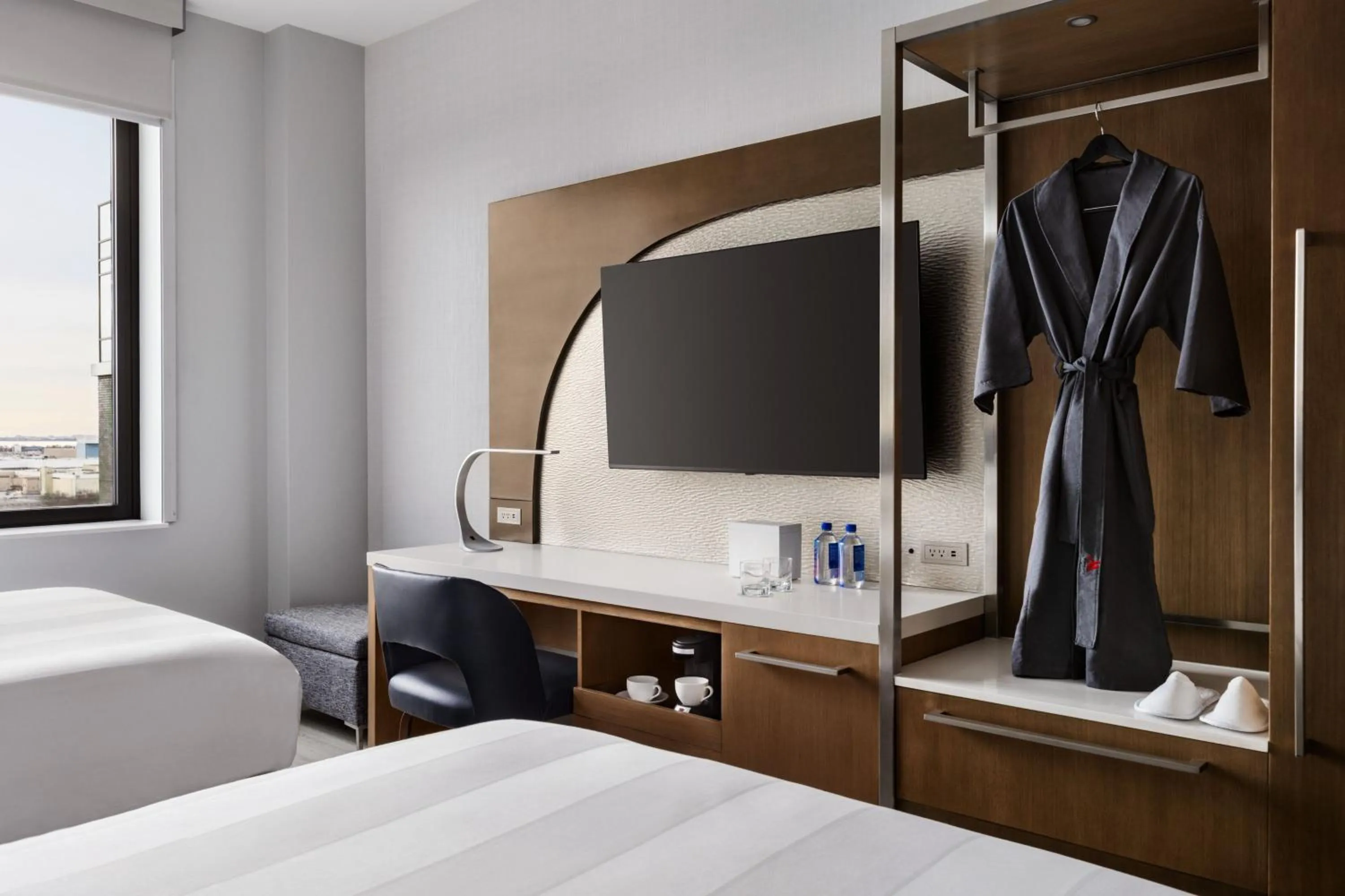 Photo of the whole room, Bed in Marriott New York JFK Airport