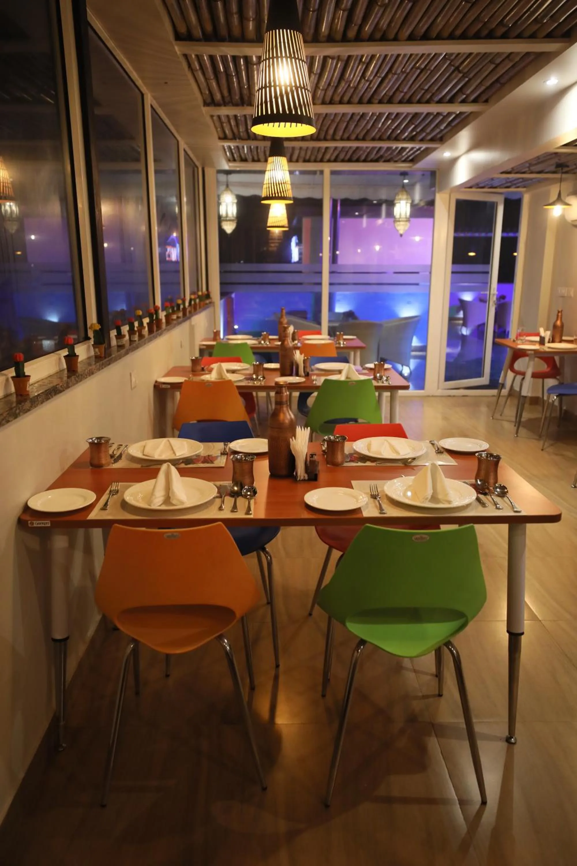 Restaurant/places to eat in Sky Suites Huda City Center