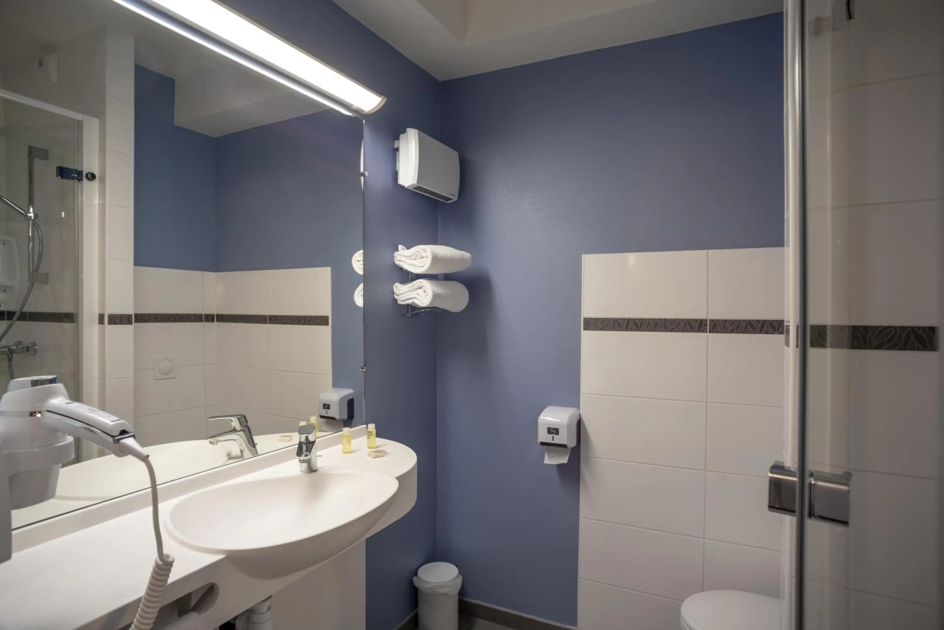 Shower in ACE Hôtel Rouen Parc des Expositions