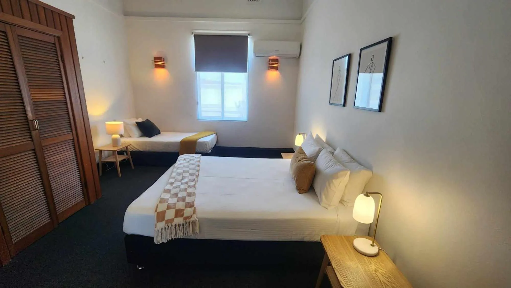 Bed in The Sherwood Hotel