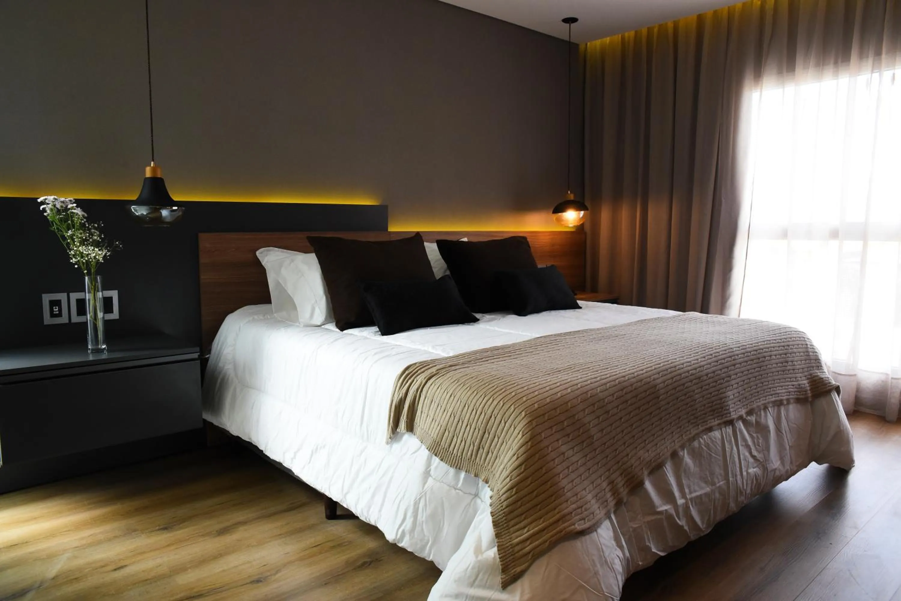 Staff, Bed in Hotel Soho Suites