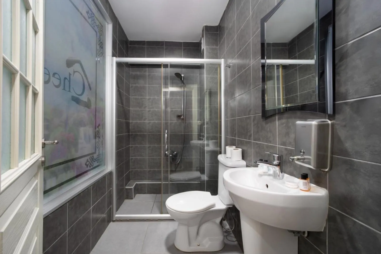 Shower in Sultanahmet Enjoyer Suites
