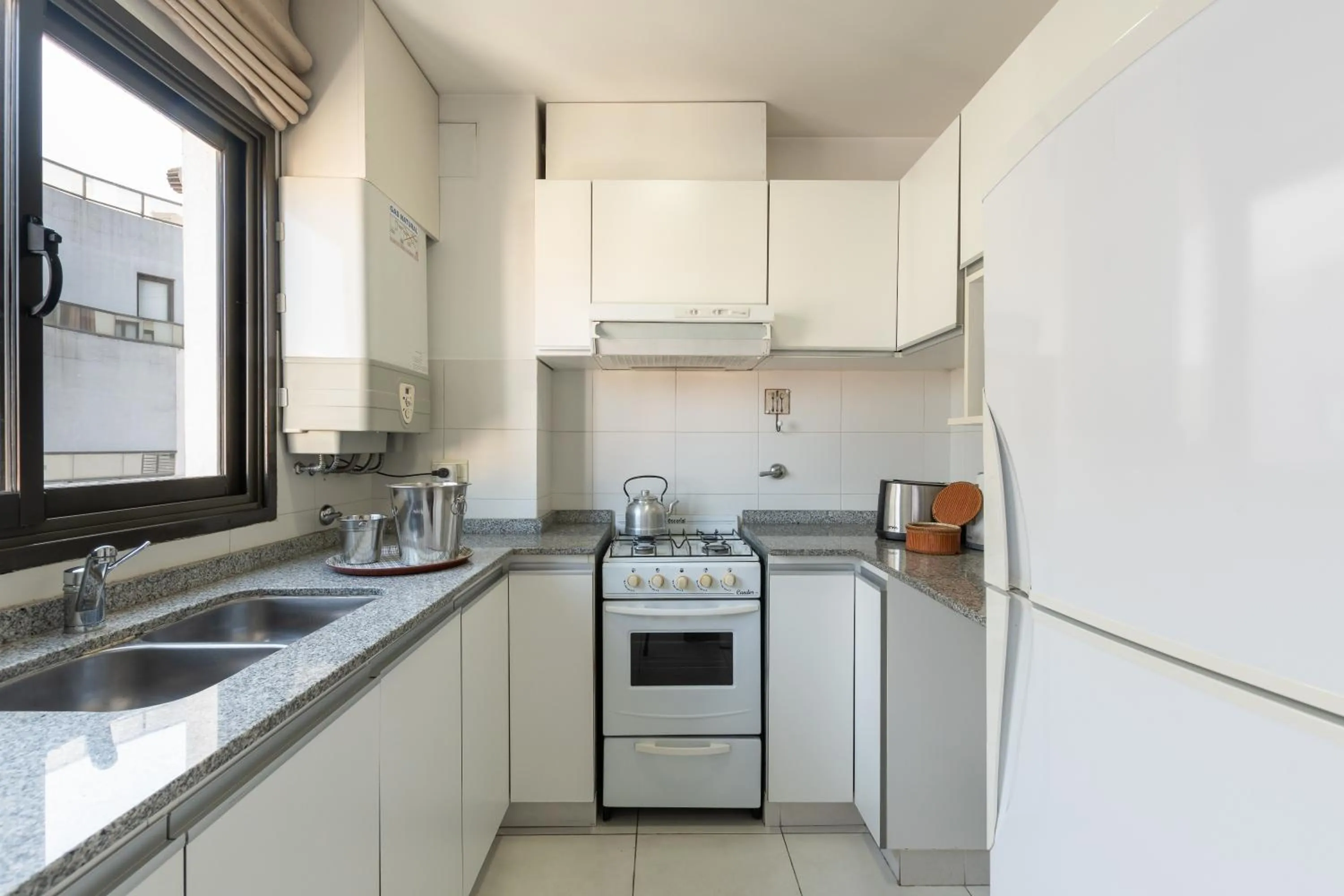 Kitchen or kitchenette in AT Suites