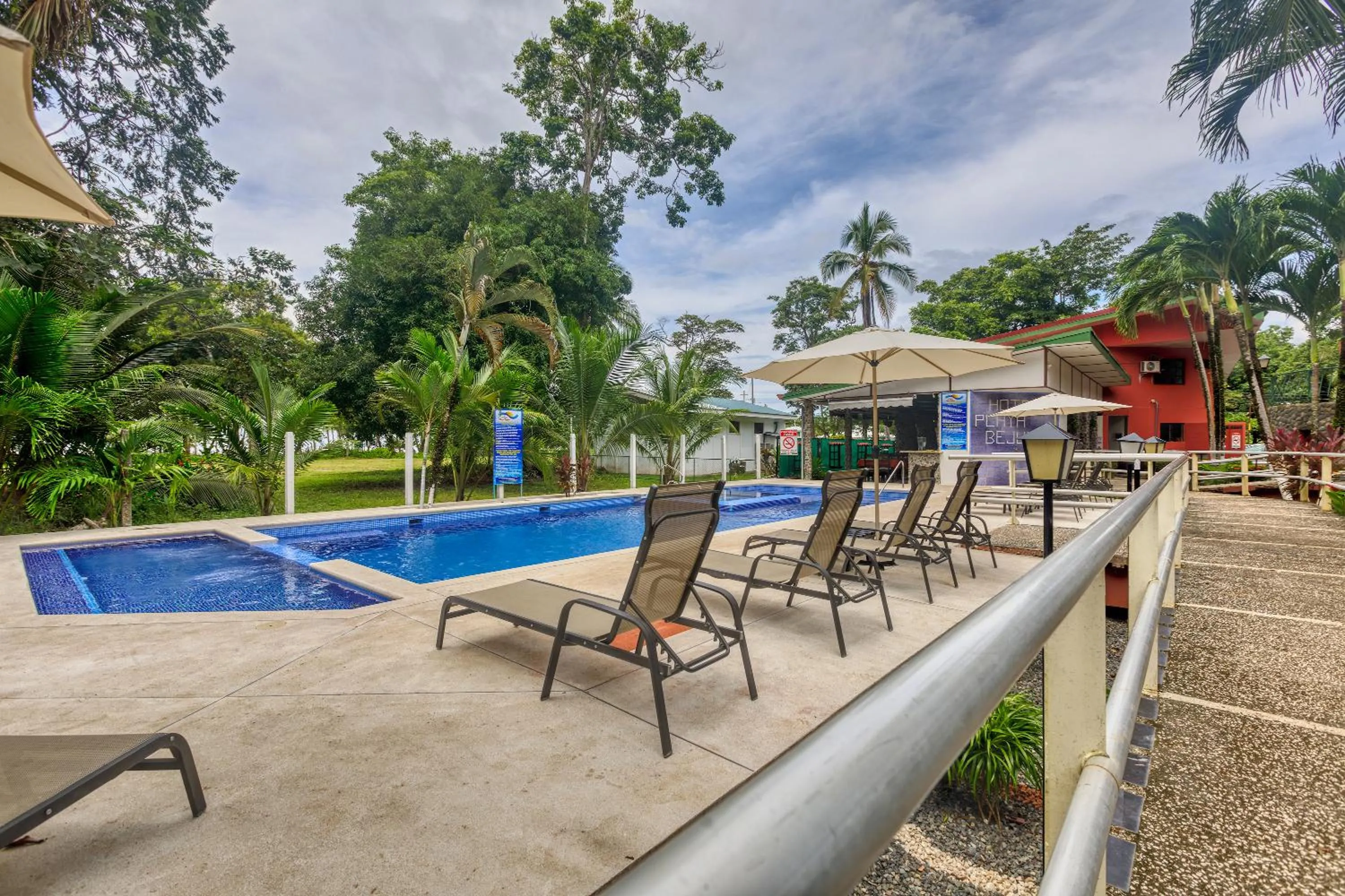 Swimming pool in Hotel Playa Bejuco