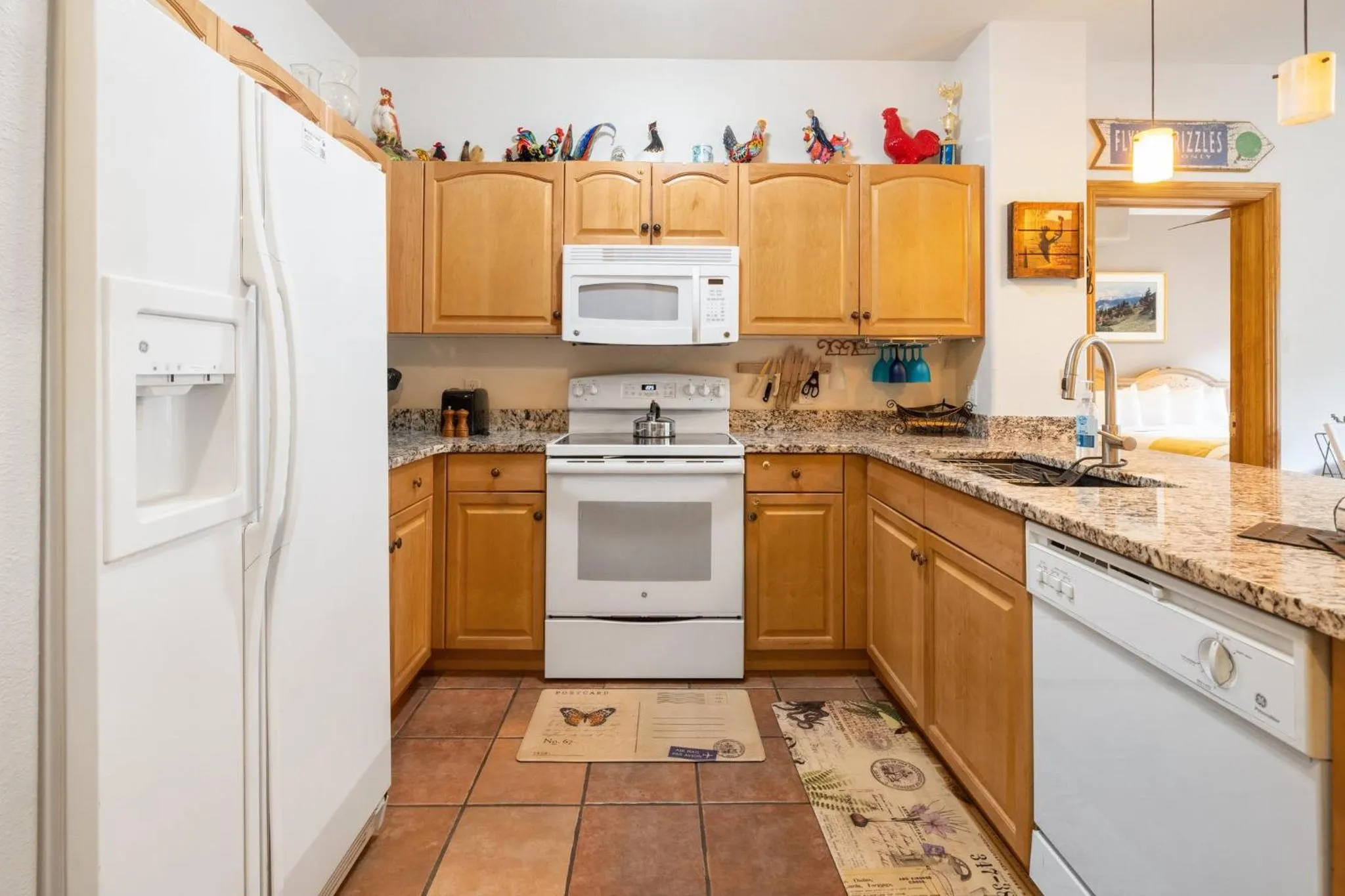 Communal kitchen in Gateway Mountain Lodge by Keystone Resort