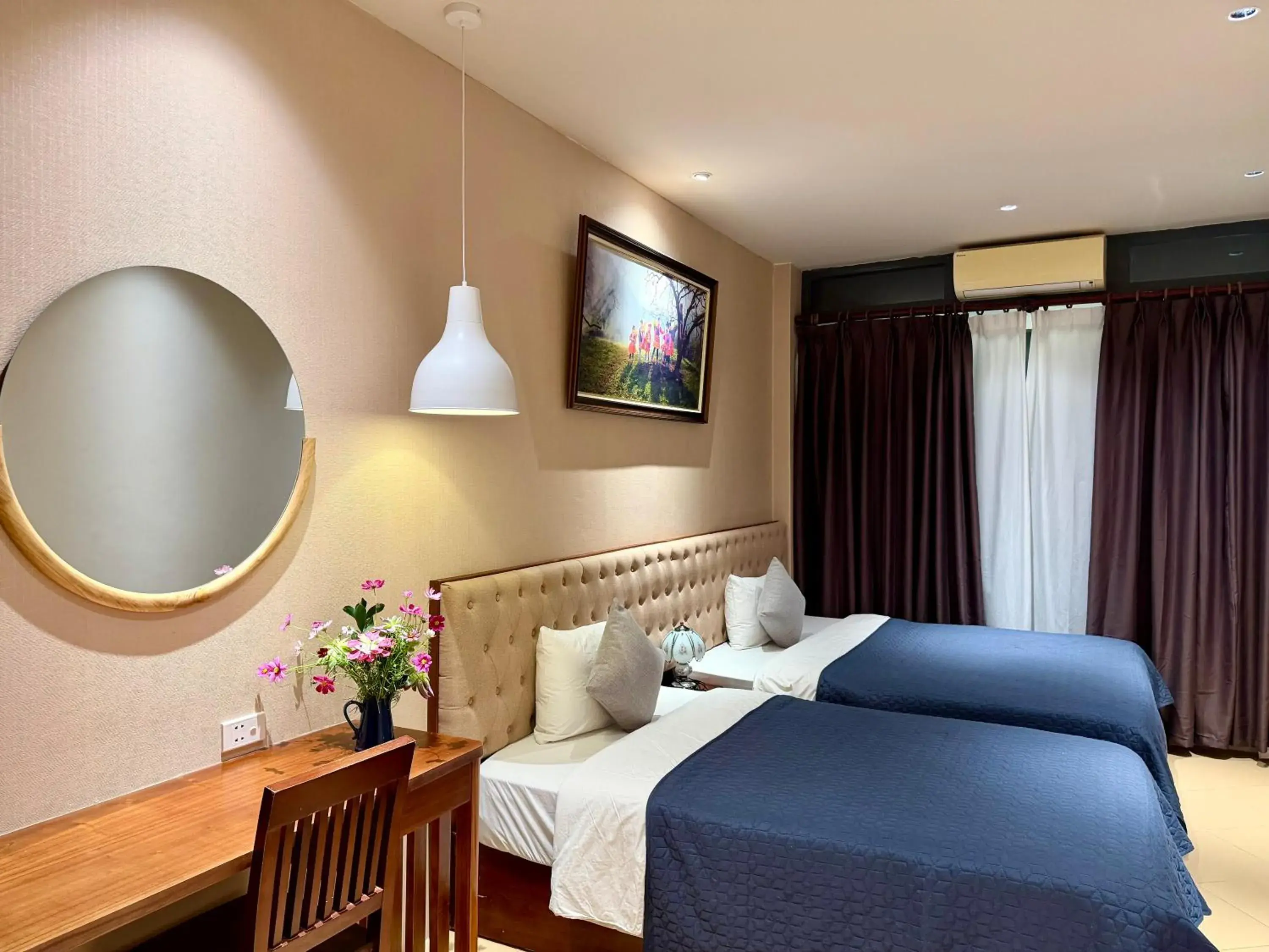 Family Room with Balcony in Hanoi Street Hotel Family Room with Balcony in Hanoi Street Hotel