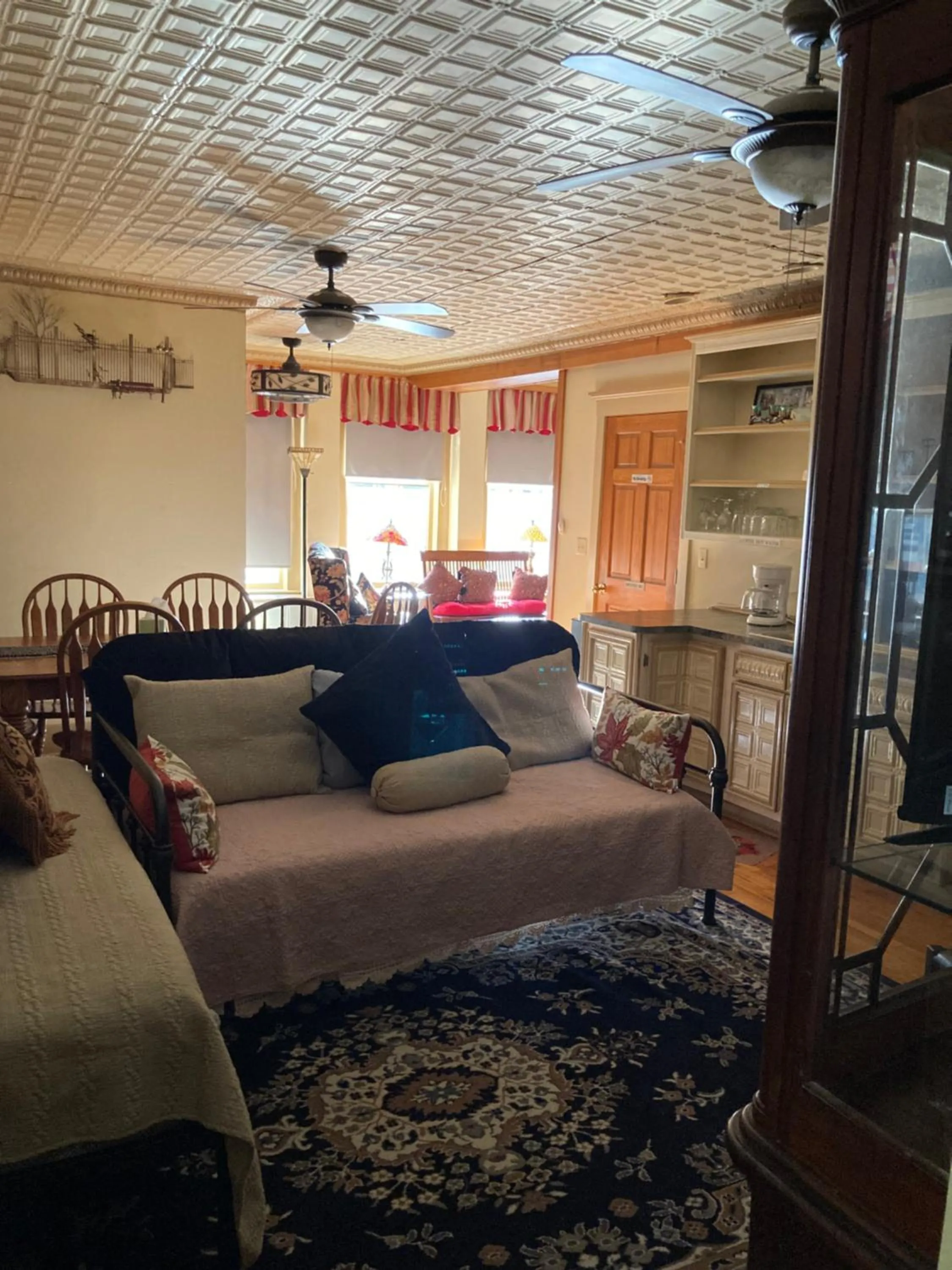 Living room in All Seasons Inn