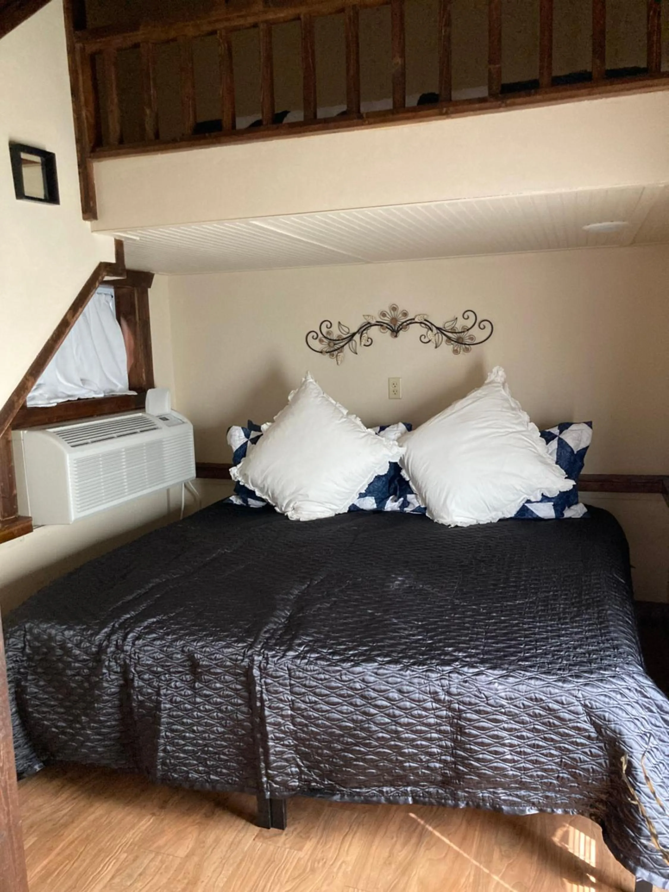 Bedroom, Bed in All Seasons Treehouse Village