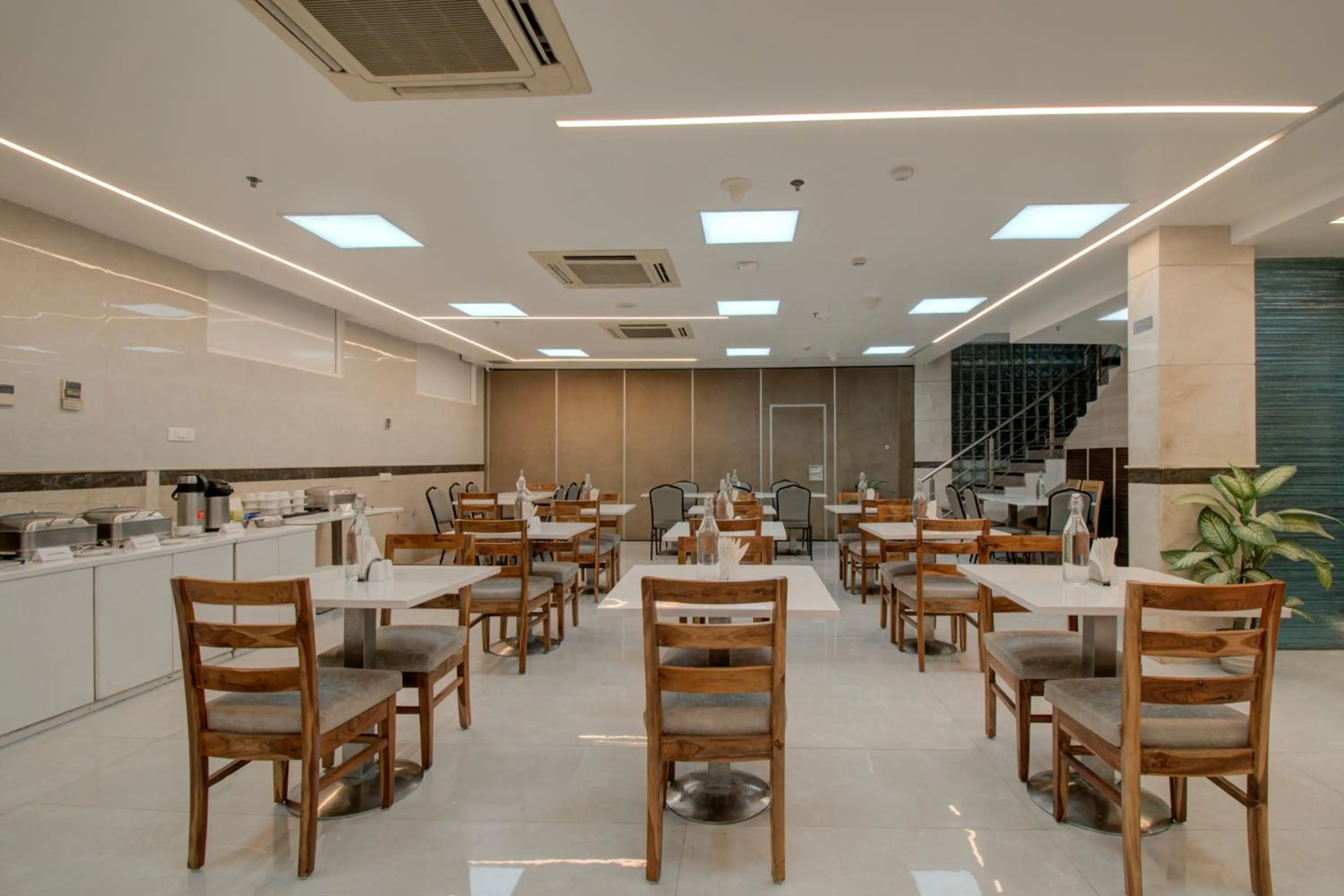 Breakfast in Iris Park Hotel New Delhi