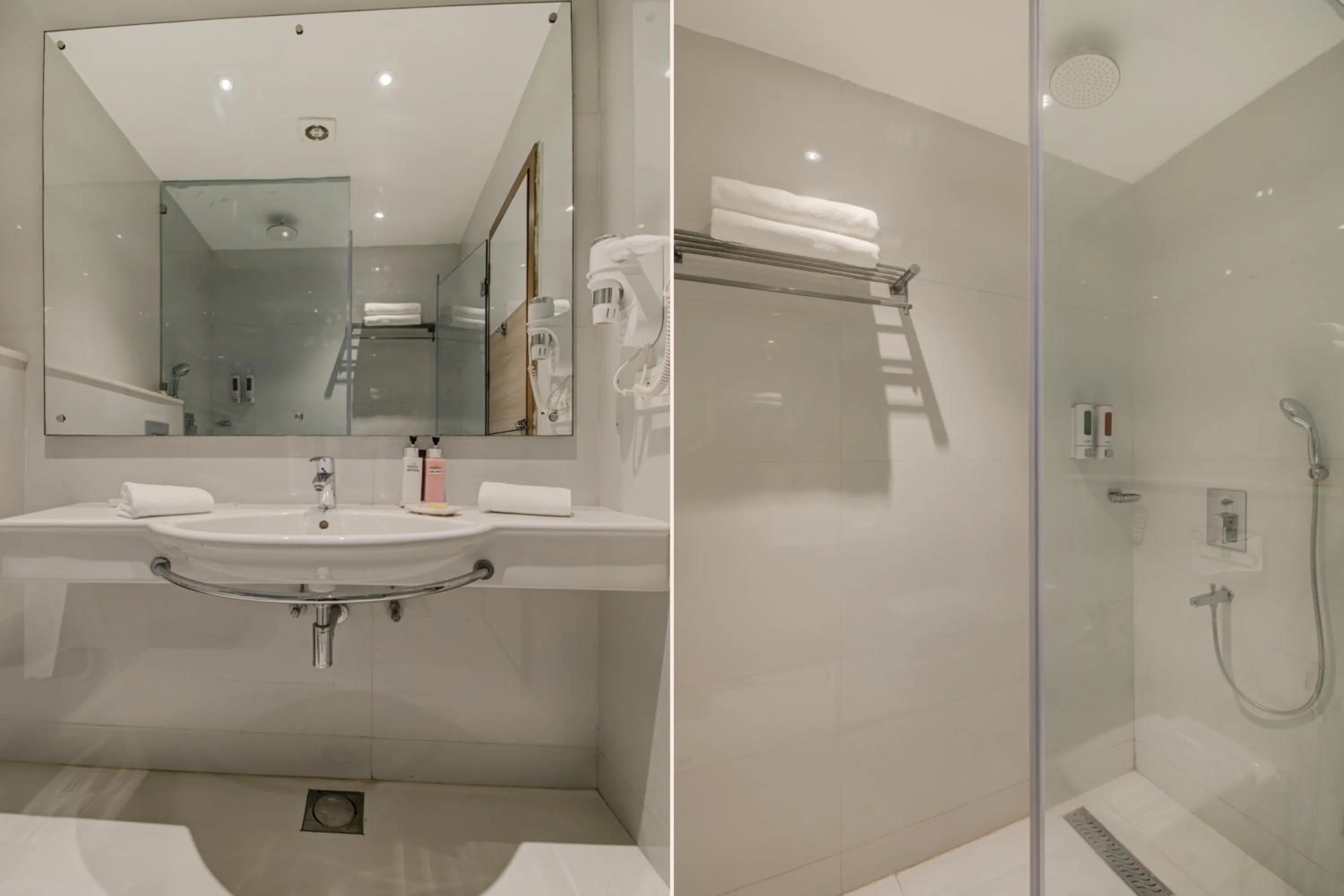 Bathroom in Iris Park Hotel New Delhi