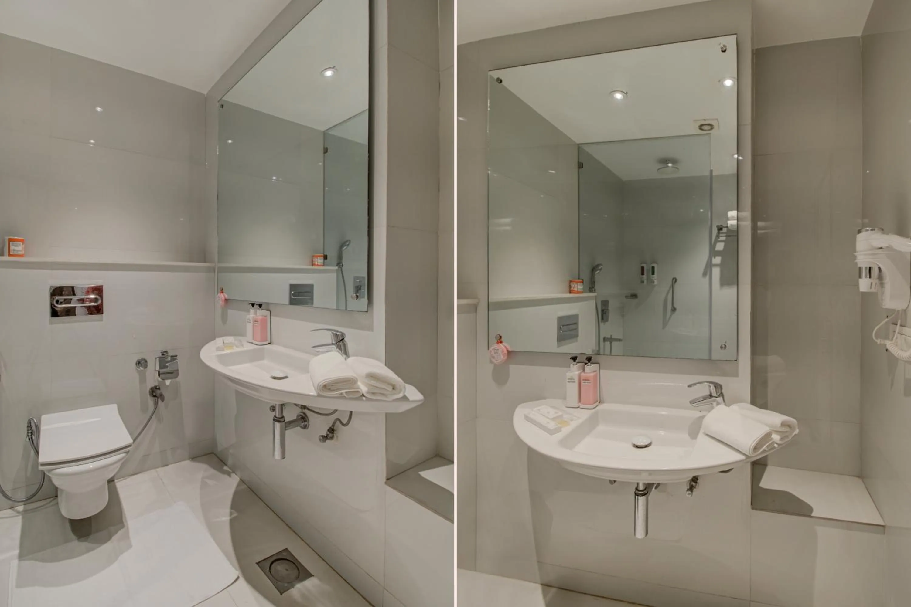 Toilet in Iris Park Hotel New Delhi