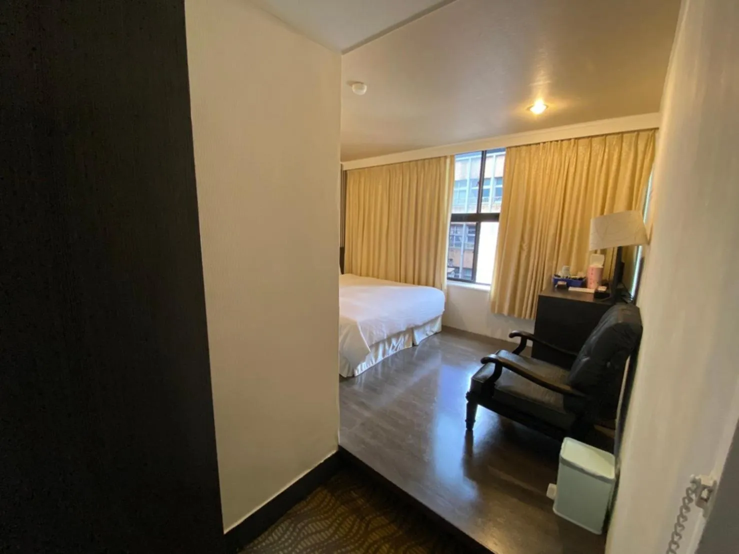 Bedroom, Bed in Queens Hotel