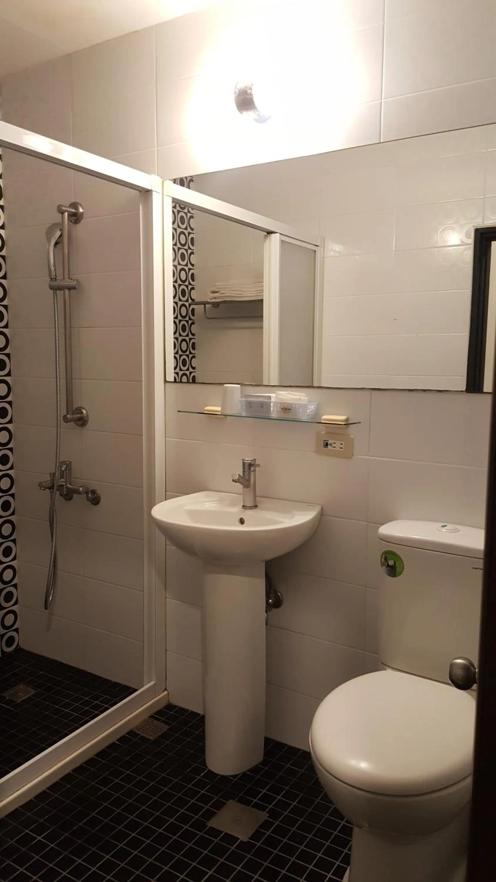 Bathroom in Queens Hotel