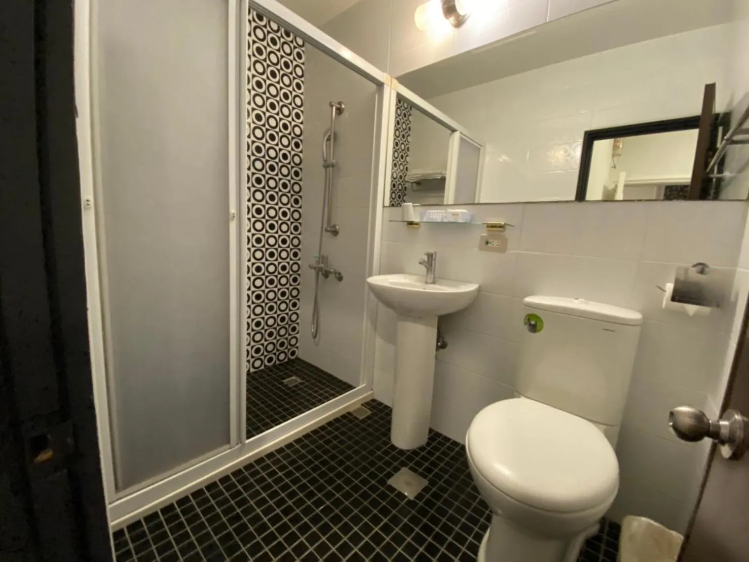 Bathroom in Queens Hotel