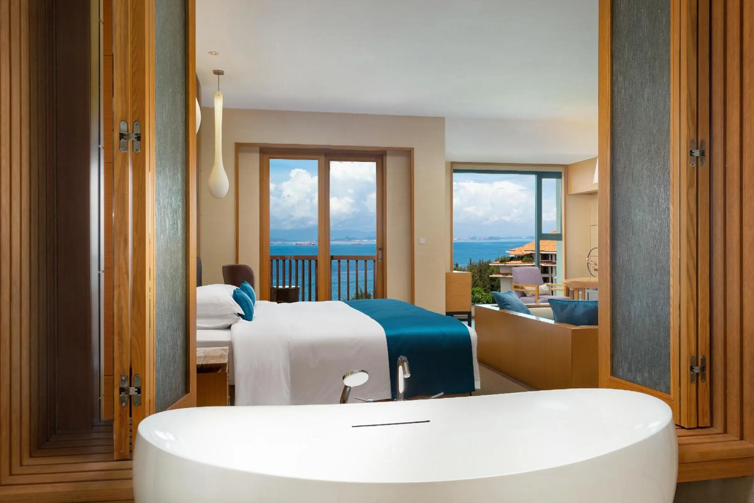 Photo of the whole room, Bed in Huidong Regal Palace Resort