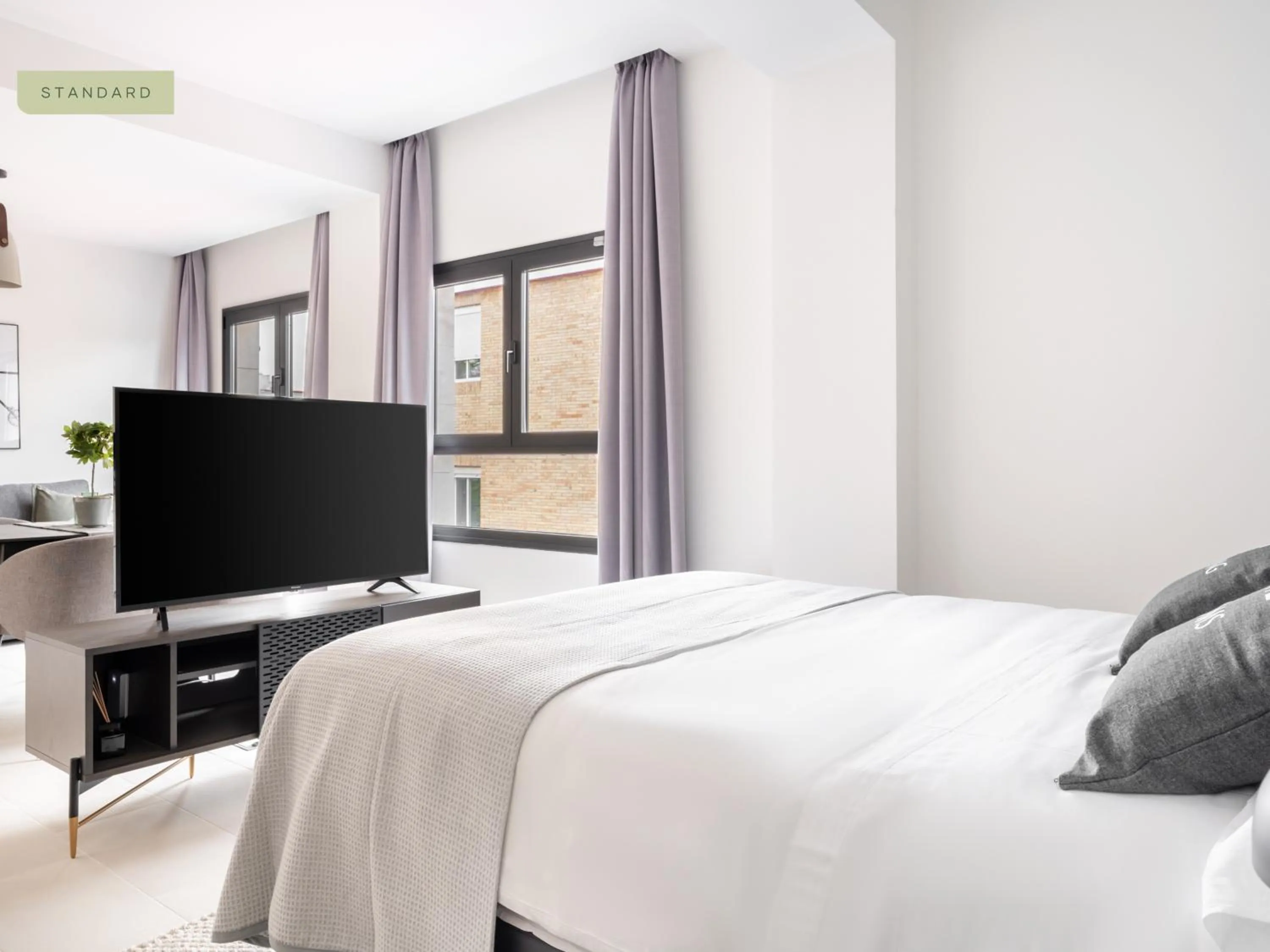 TV and multimedia, Bed in Limehome Sevilla Calle Torcuato Luca de Tena - Digital Access