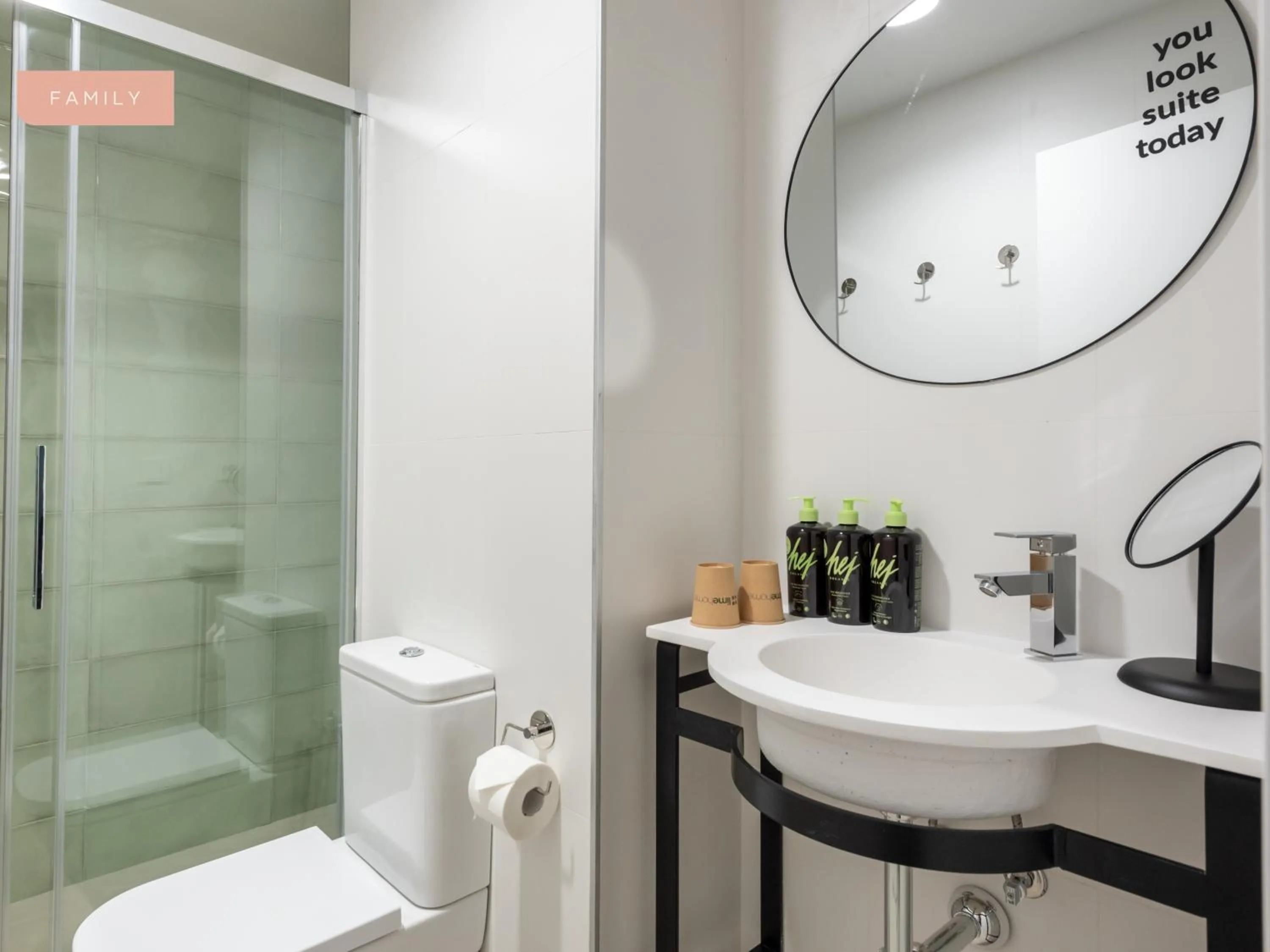 Bathroom in Limehome Sevilla Calle Torcuato Luca de Tena - Digital Access