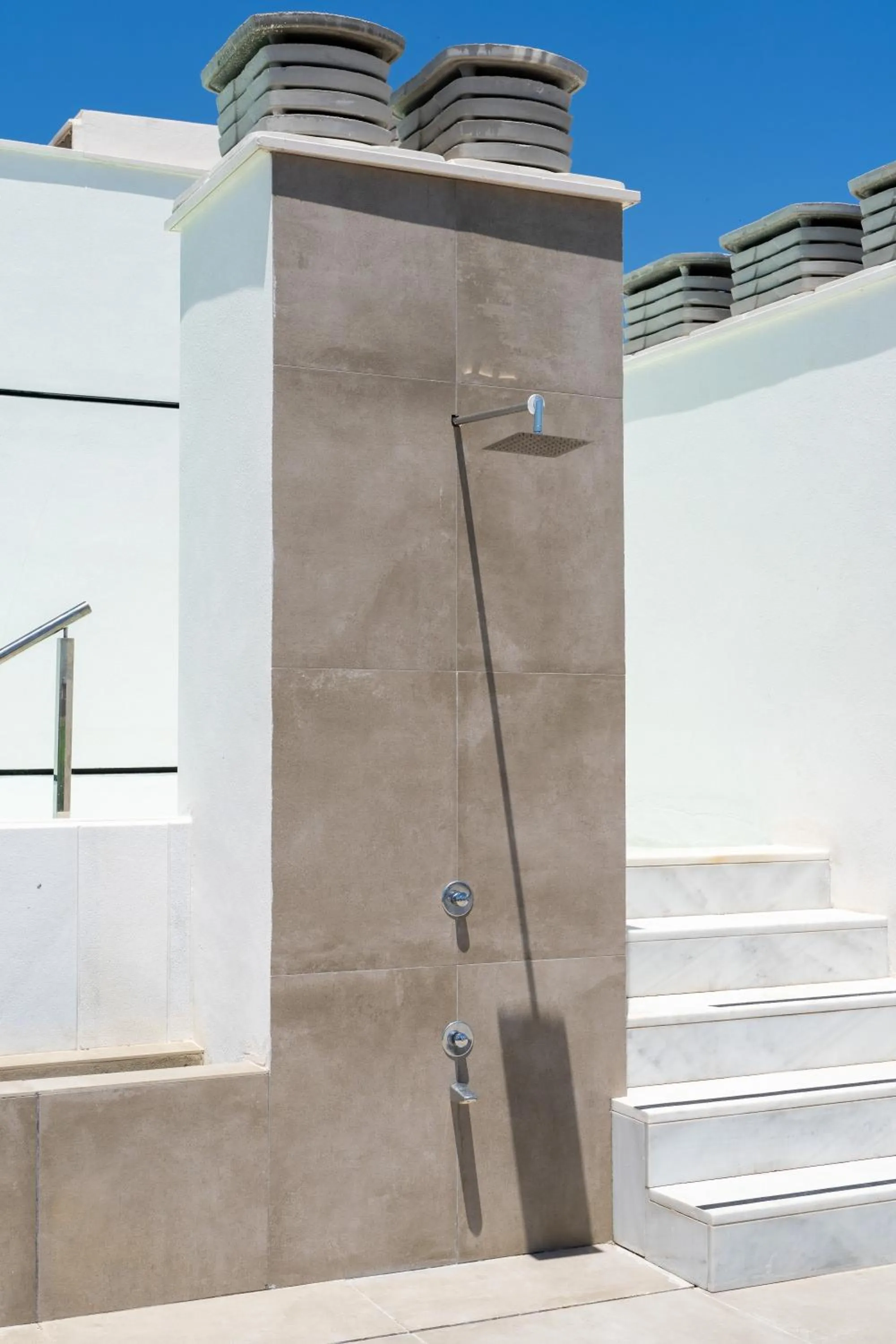 Swimming pool in Limehome Sevilla Calle Torcuato Luca de Tena - Digital Access