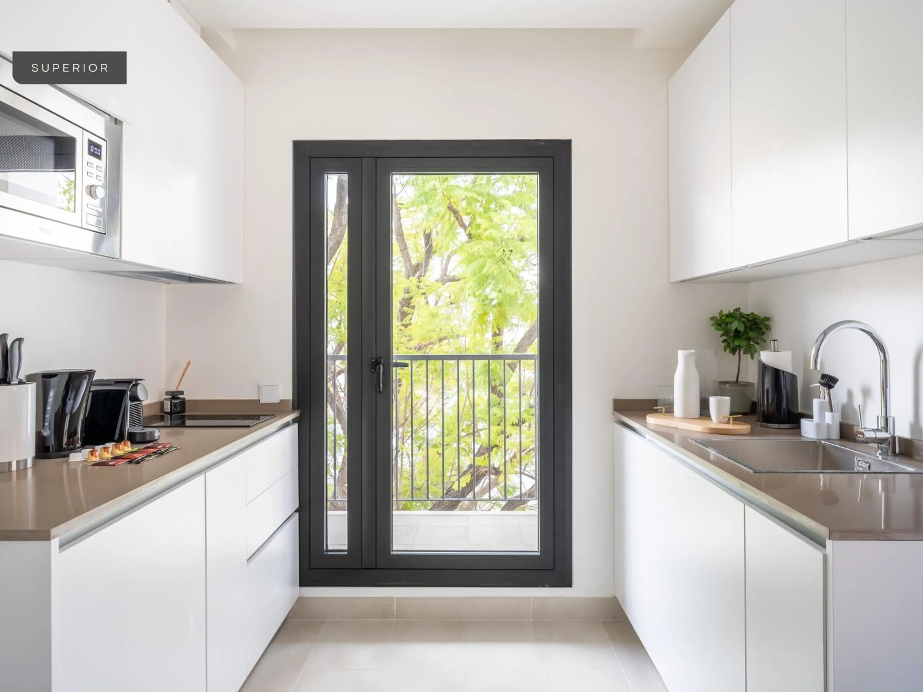 Kitchen or kitchenette in Limehome Sevilla Calle Torcuato Luca de Tena - Digital Access