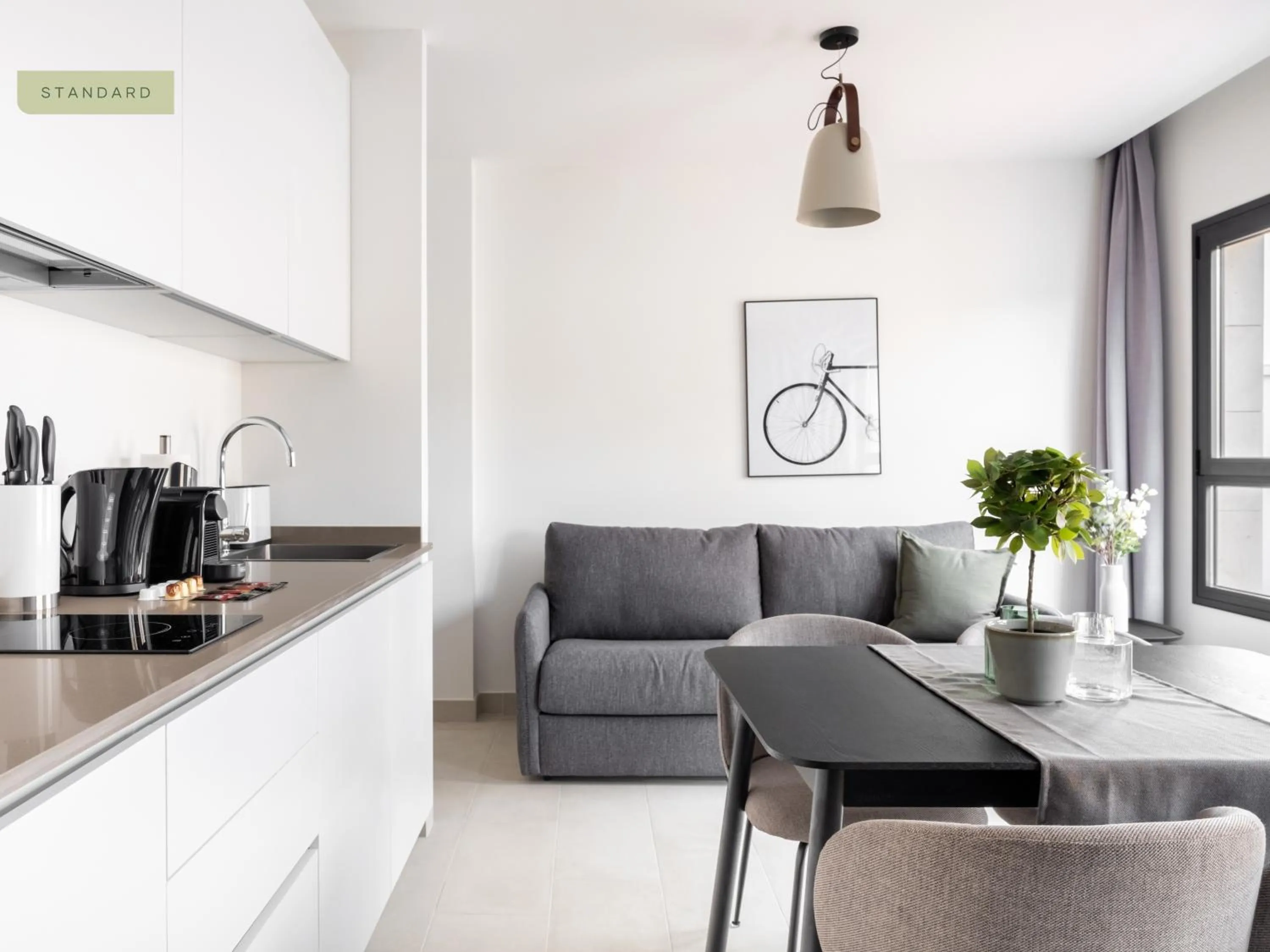 Kitchen or kitchenette in Limehome Sevilla Calle Torcuato Luca de Tena - Digital Access