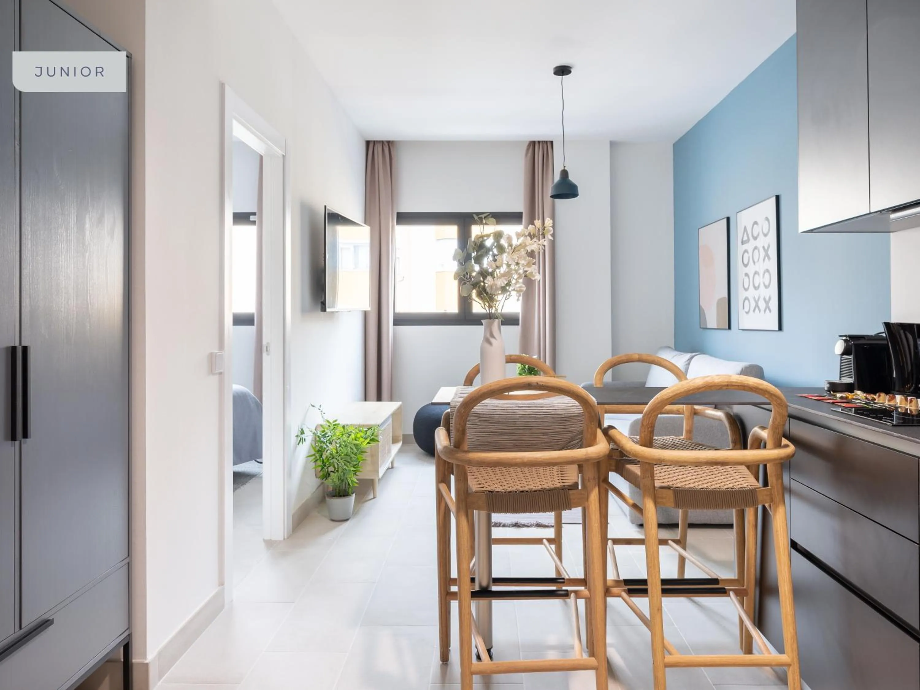 Seating area in Limehome Sevilla Calle Torcuato Luca de Tena - Digital Access