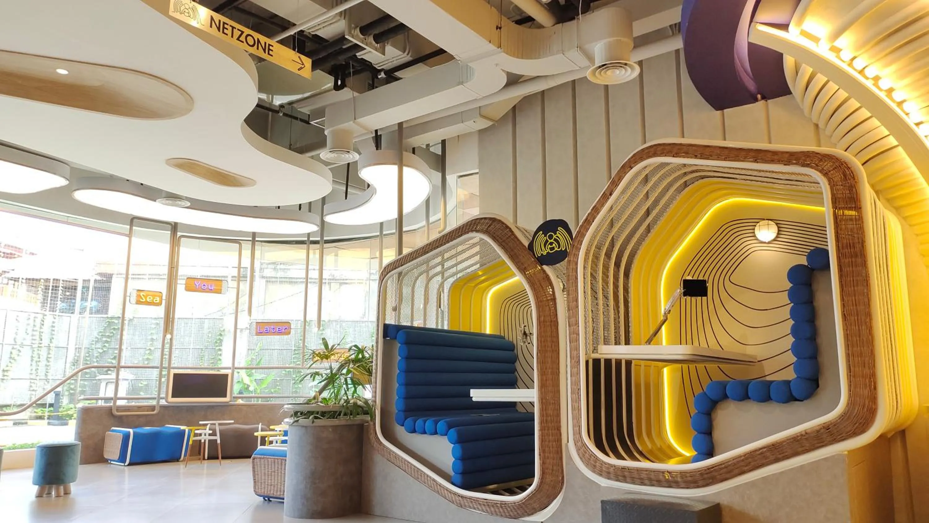 Lobby or reception in YELLO Hotel Kuta Beachwalk Bali