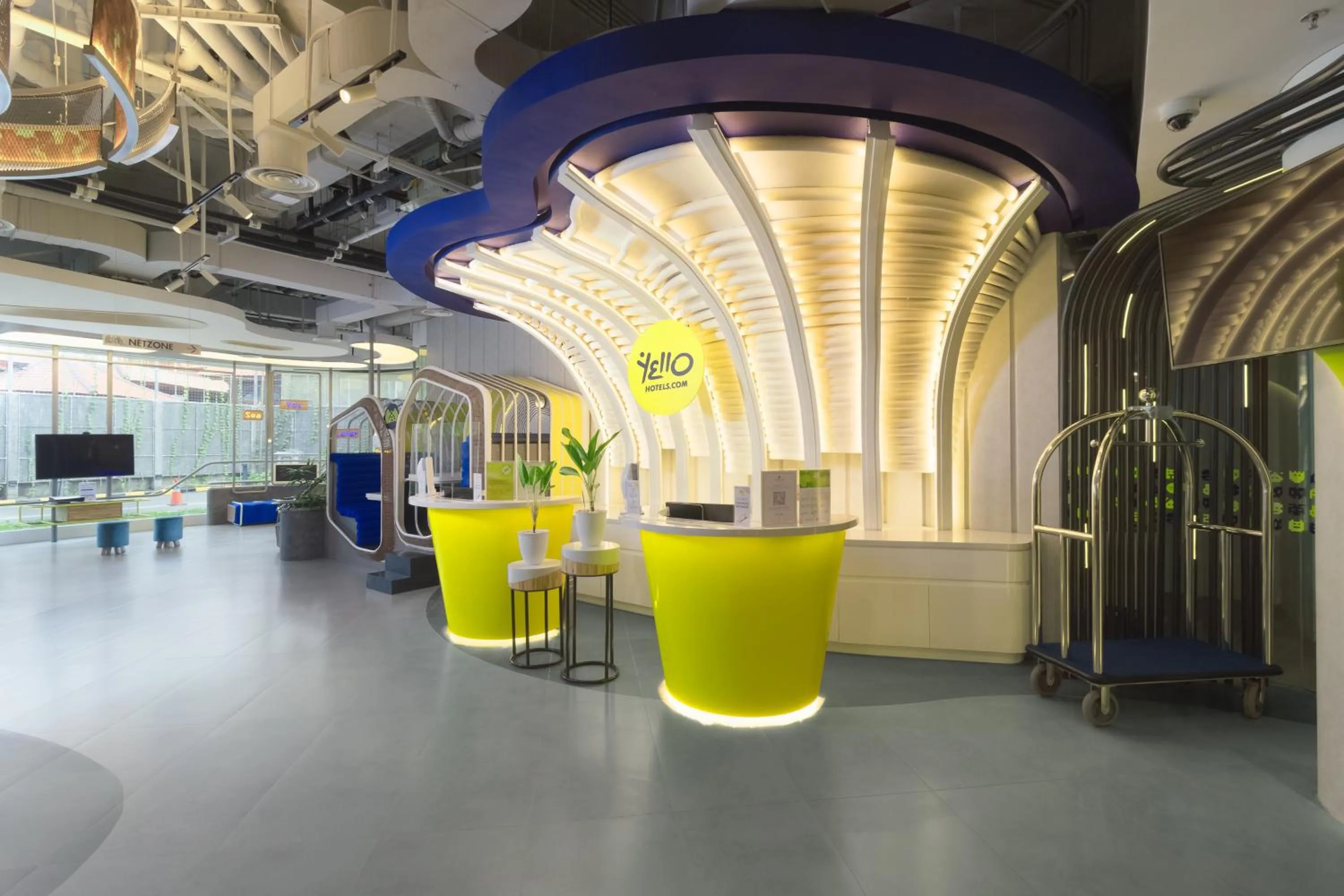 Lobby or reception in YELLO Hotel Kuta Beachwalk Bali