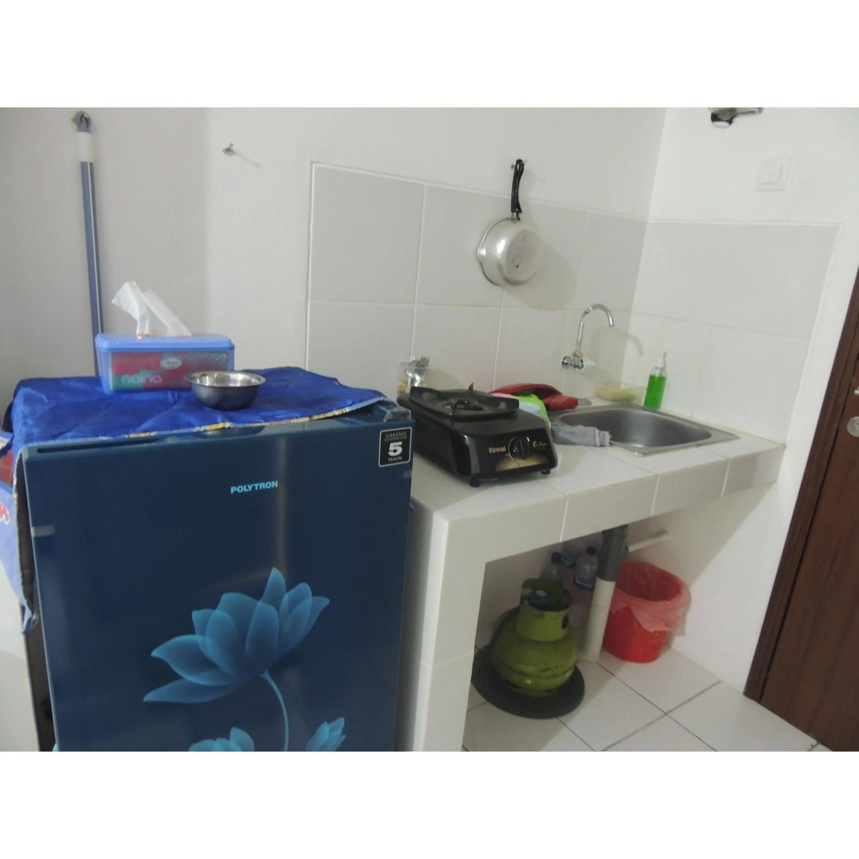 Kitchen or kitchenette in Reva Room on Gunung Putri Square Apartment