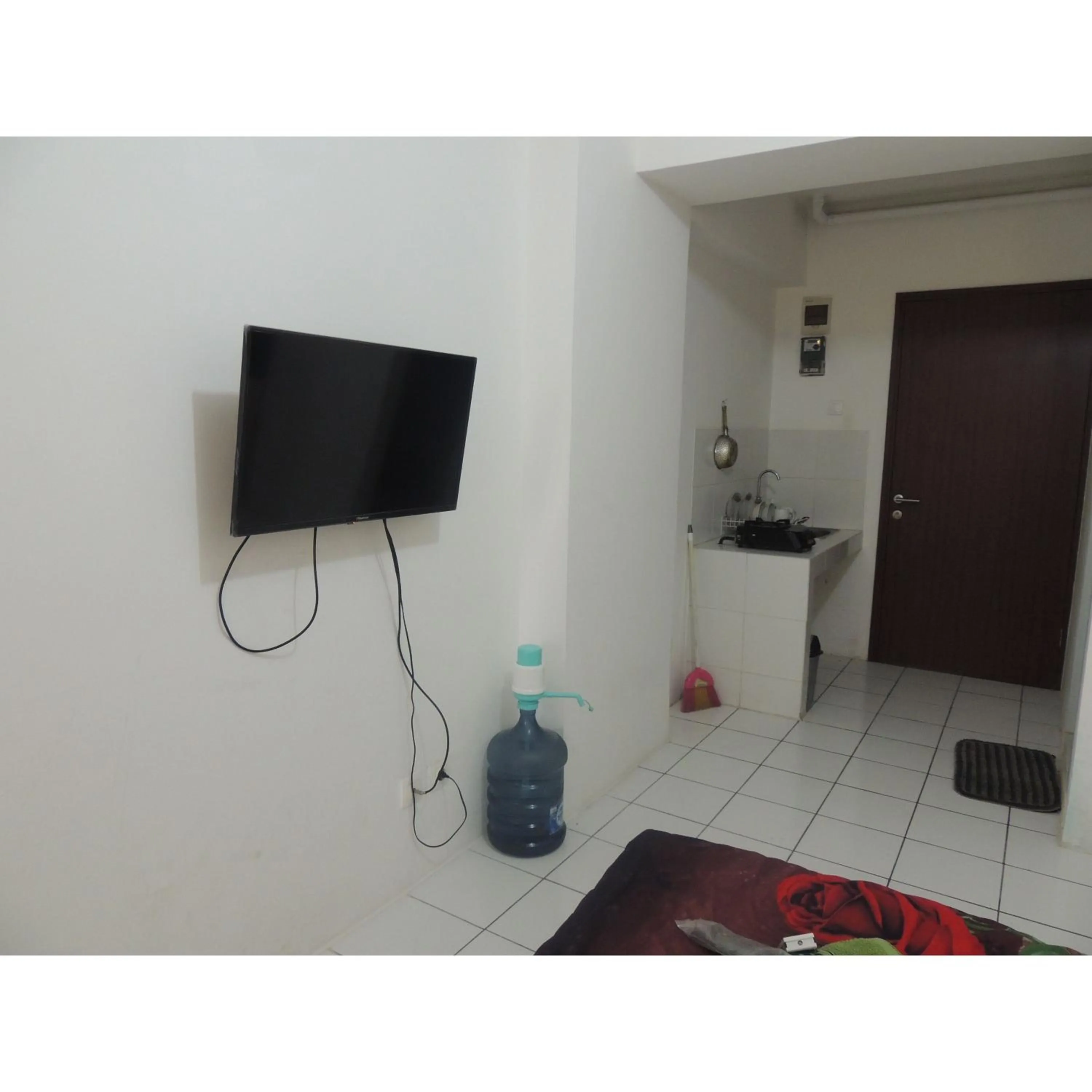 TV and multimedia in Reva Room on Gunung Putri Square Apartment