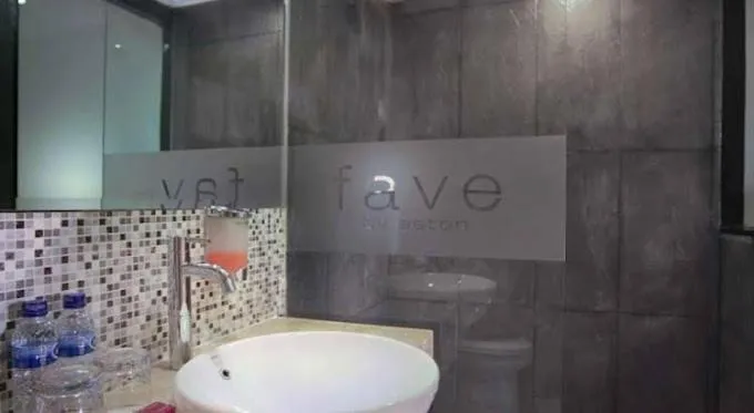 Bathroom in favehotel PGC Cililitan