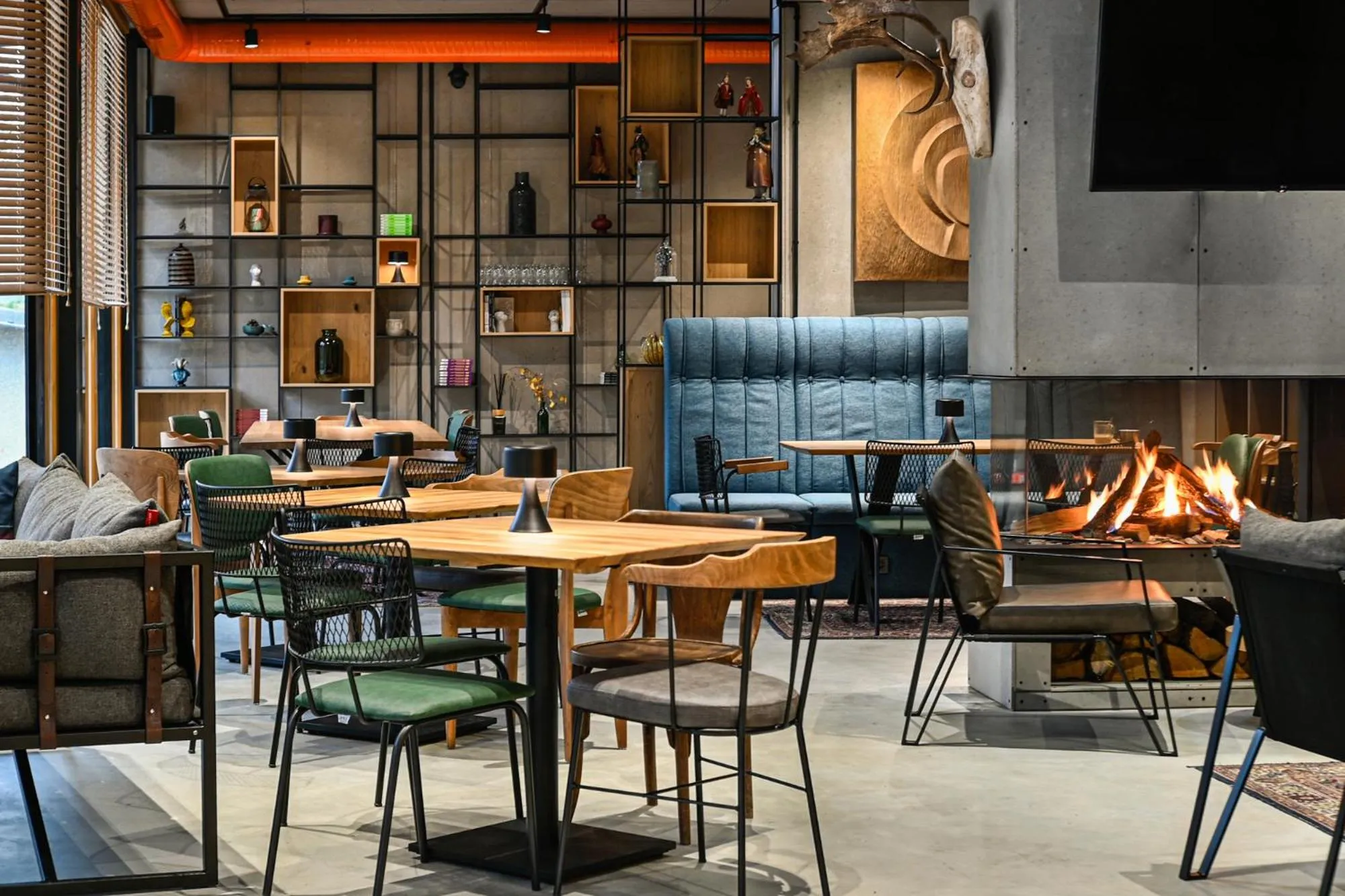 Restaurant/places to eat in Hotel COTA1110