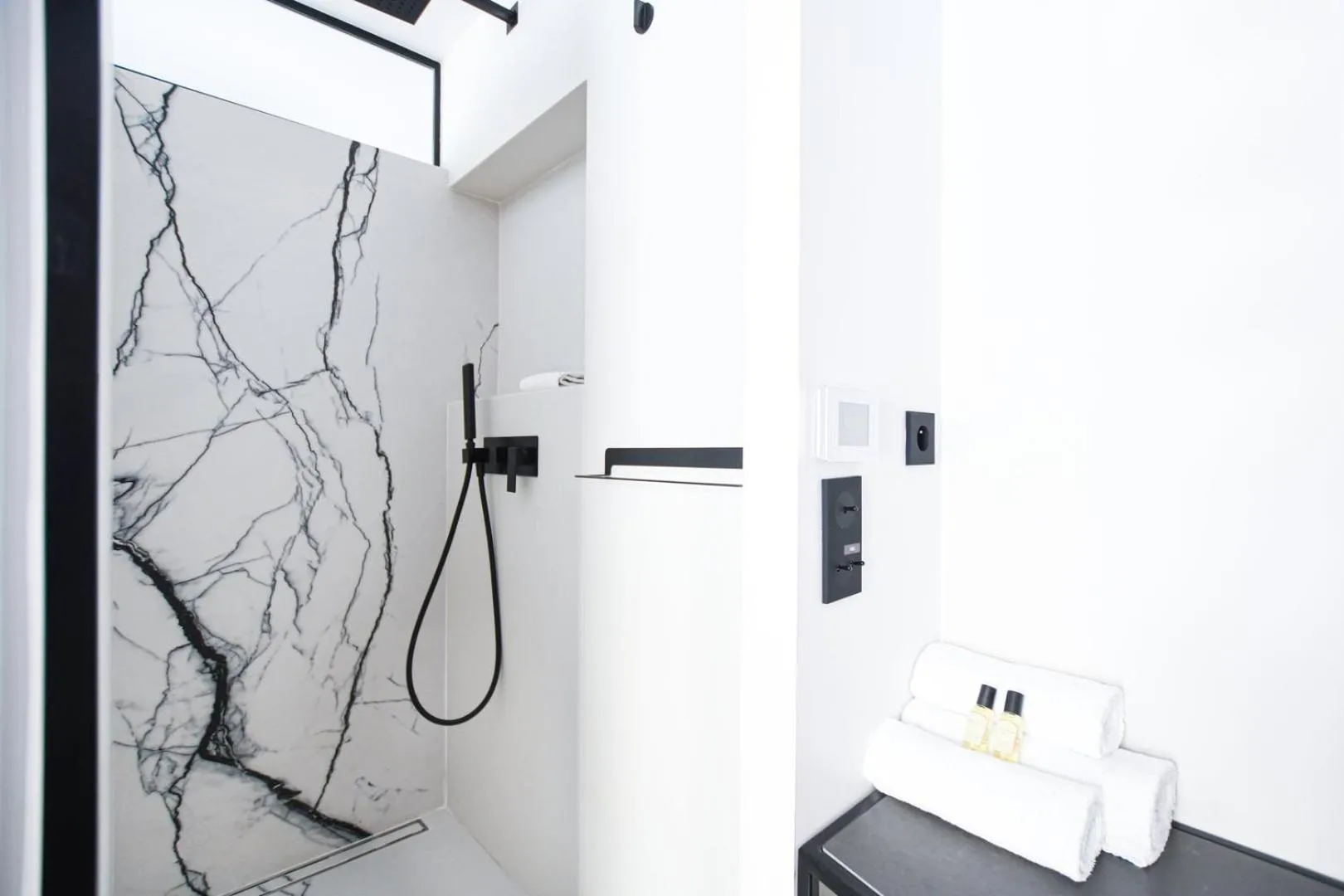 Bathroom in Modern Family Apartment Next To The Eiffel Tower