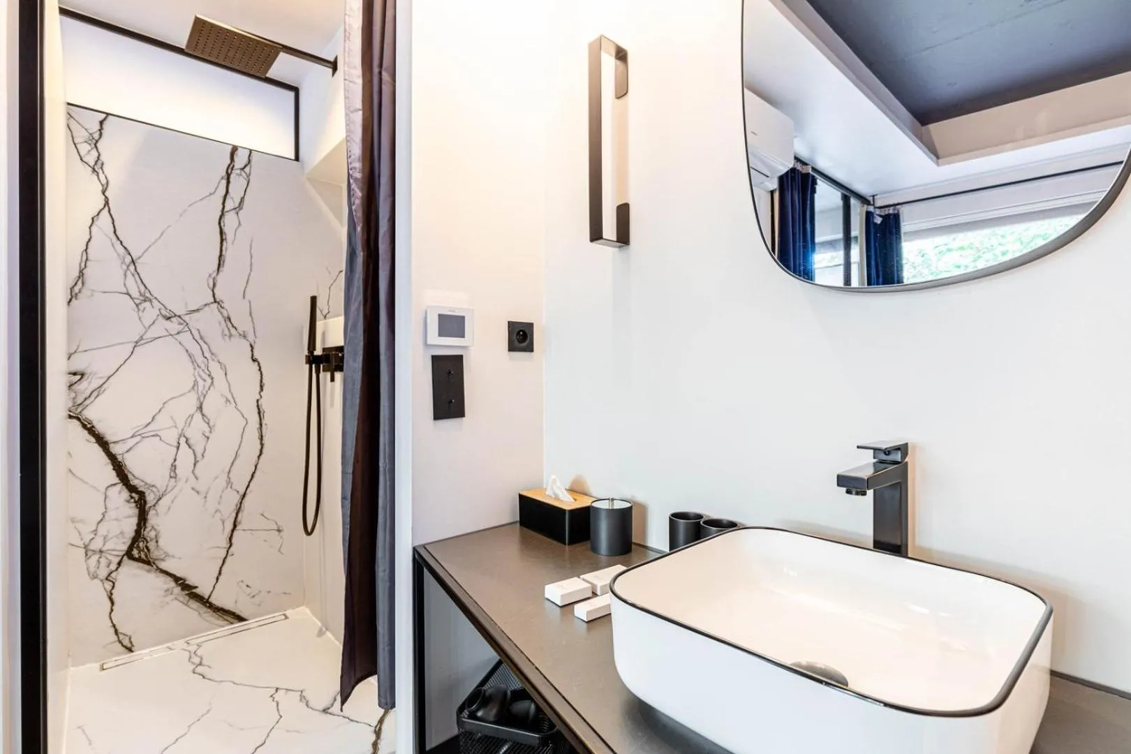 Shower in Modern Family Apartment Next To The Eiffel Tower