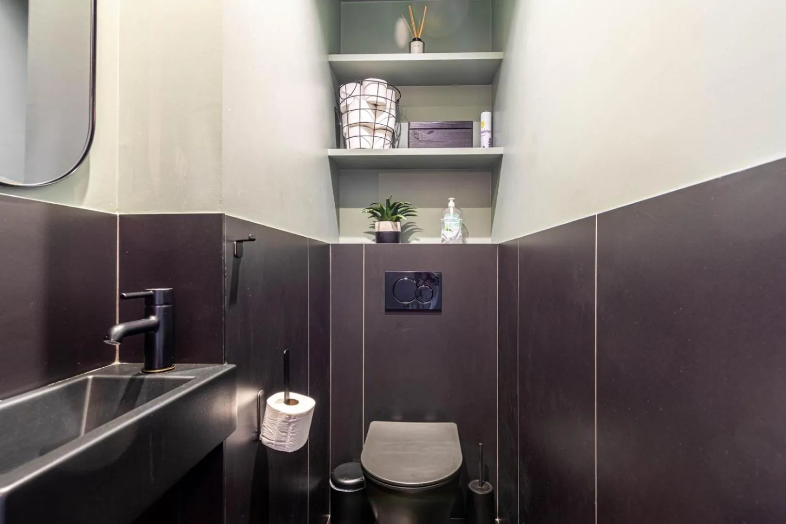 Toilet in Modern Family Apartment Next To The Eiffel Tower