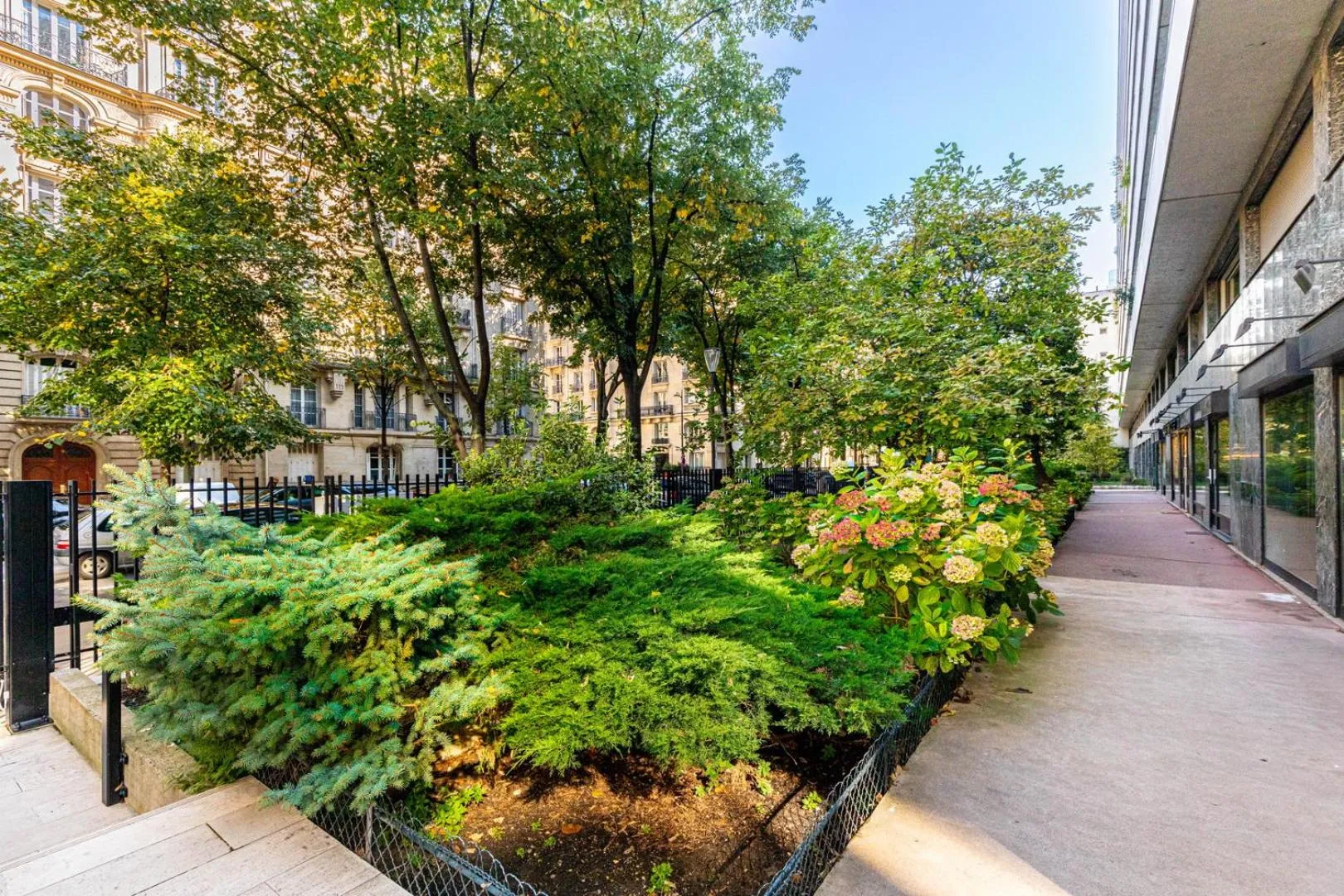 Garden in Modern Family Apartment Next To The Eiffel Tower
