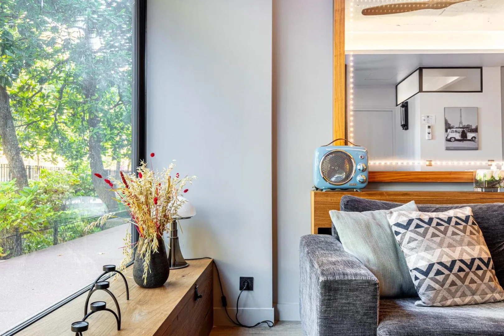 Seating area in Modern Family Apartment Next To The Eiffel Tower