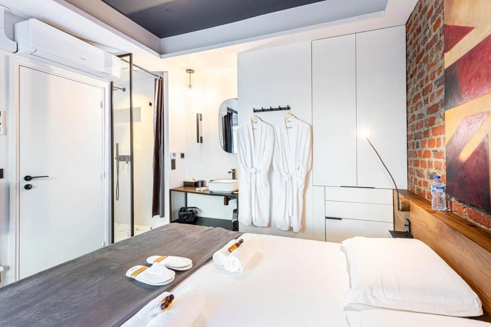 Bed in Modern Family Apartment Next To The Eiffel Tower