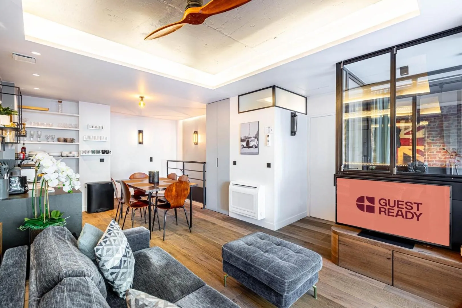 Living room in Modern Family Apartment Next To The Eiffel Tower
