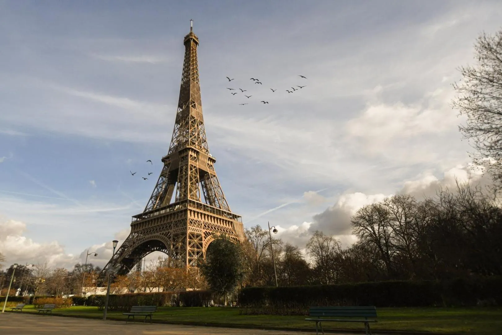 Nearby landmark in Modern Family Apartment Next To The Eiffel Tower
