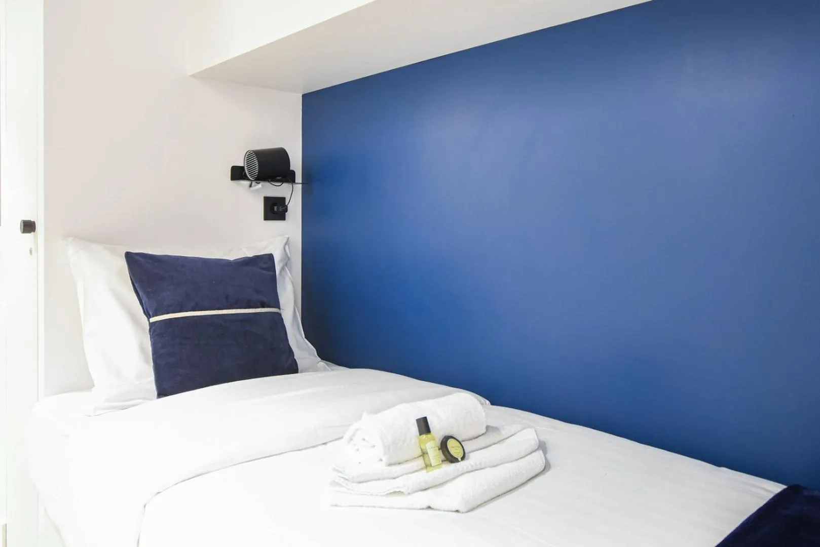 Bed in Modern Family Apartment Next To The Eiffel Tower