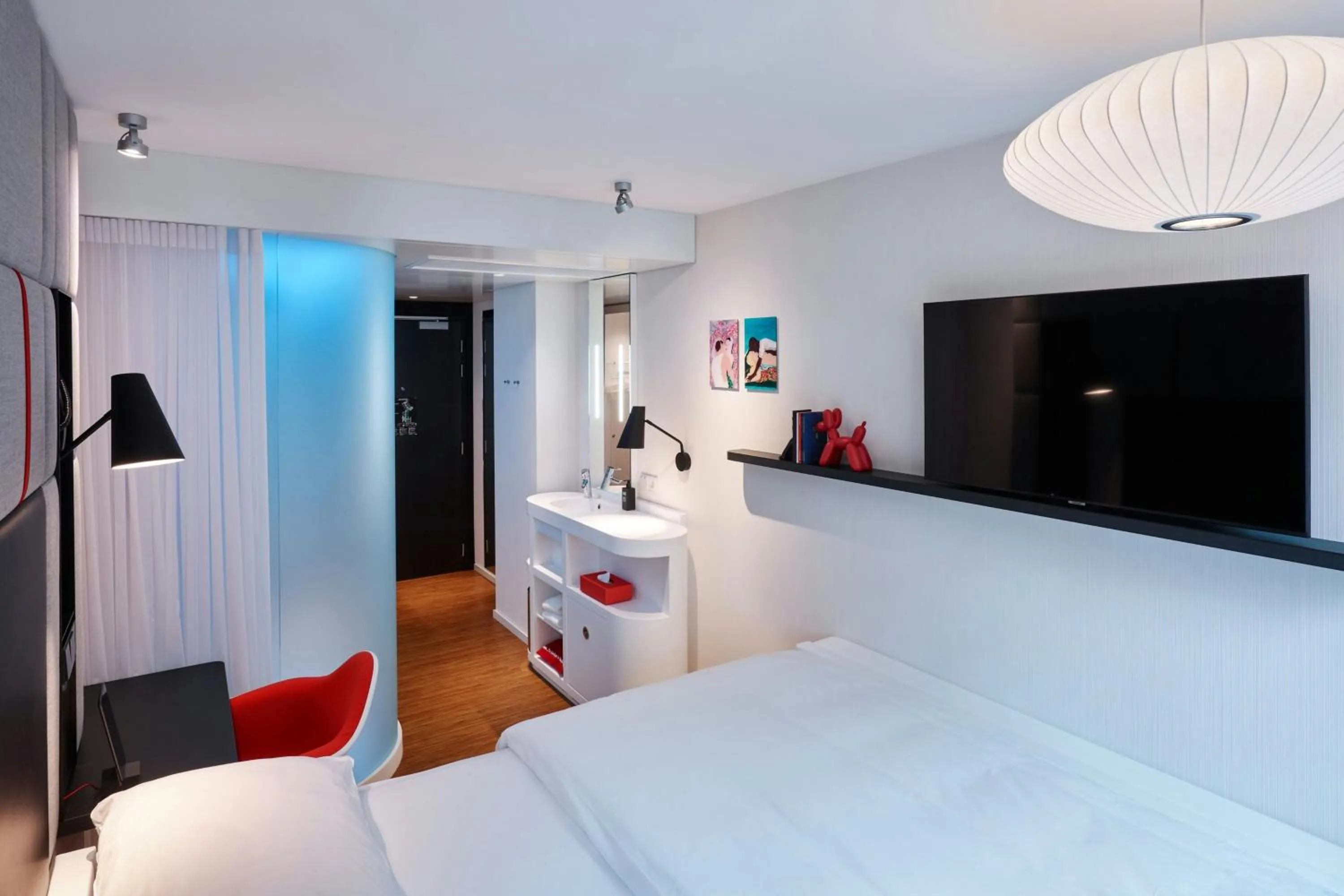 Bedroom, Bed in citizenM Paris Champs-Élysées