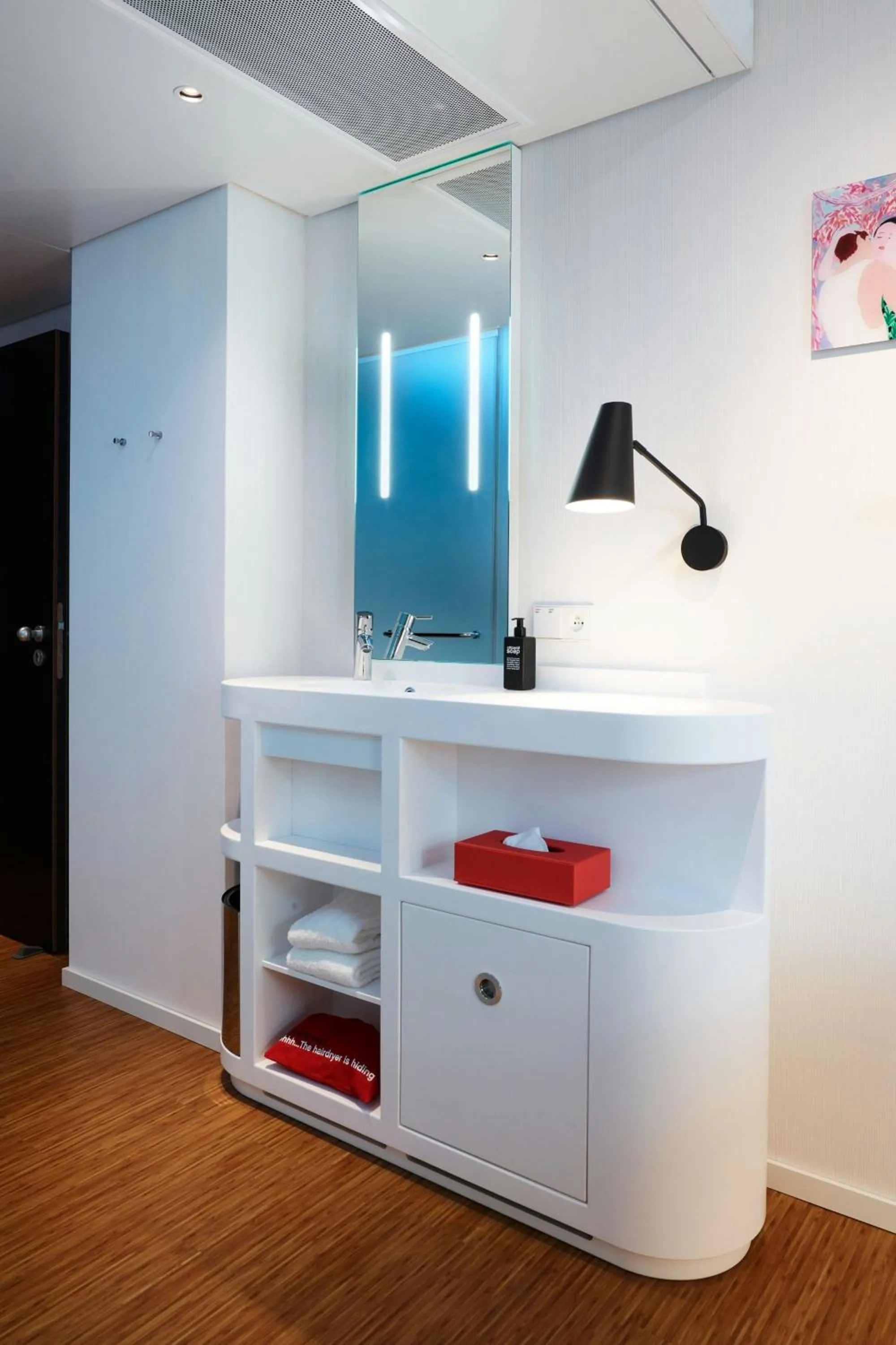 Bedroom in citizenM Paris Champs-Élysées